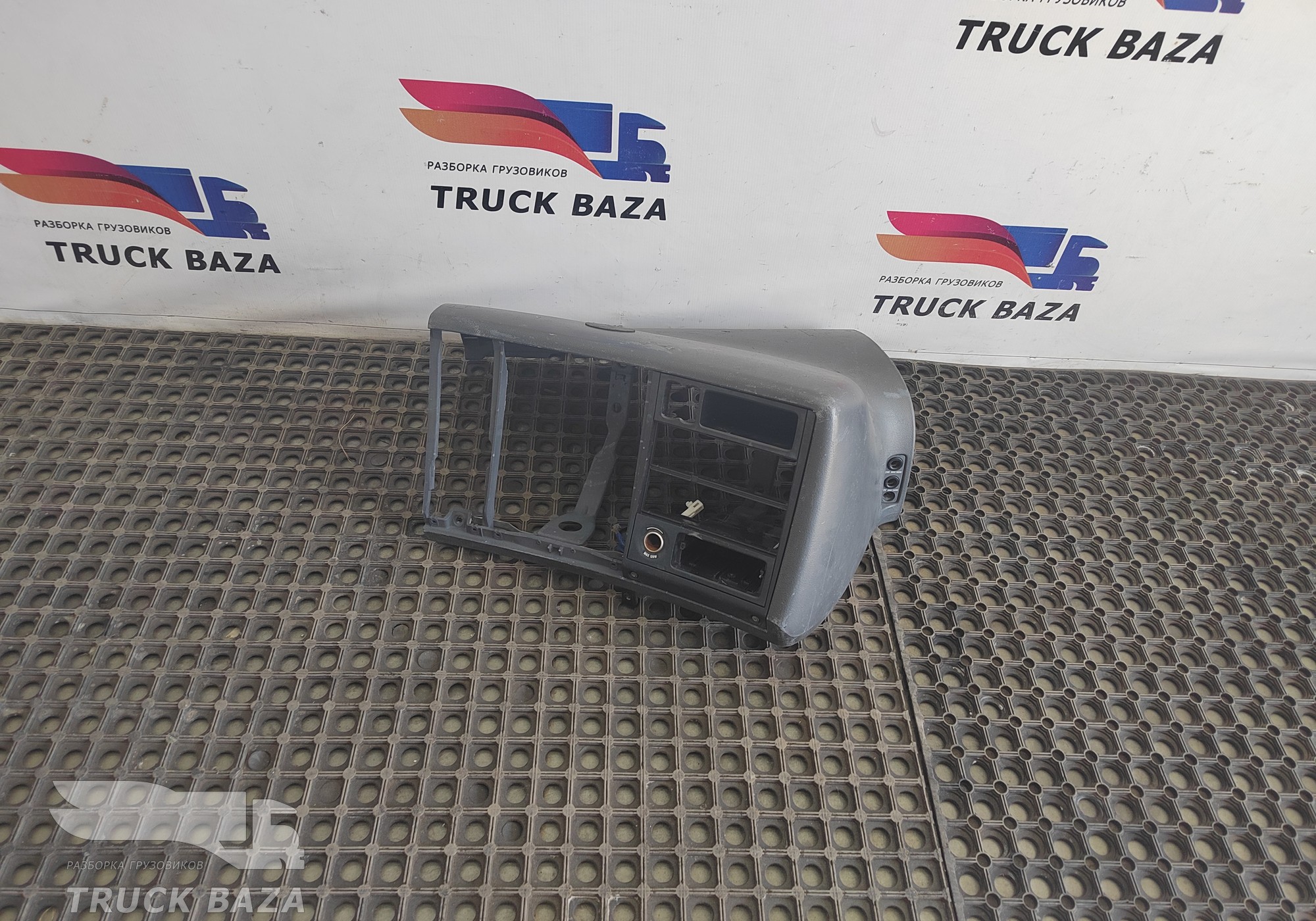 1739776 Панель центральная для Scania 5-series T (с 2004 по 2016)