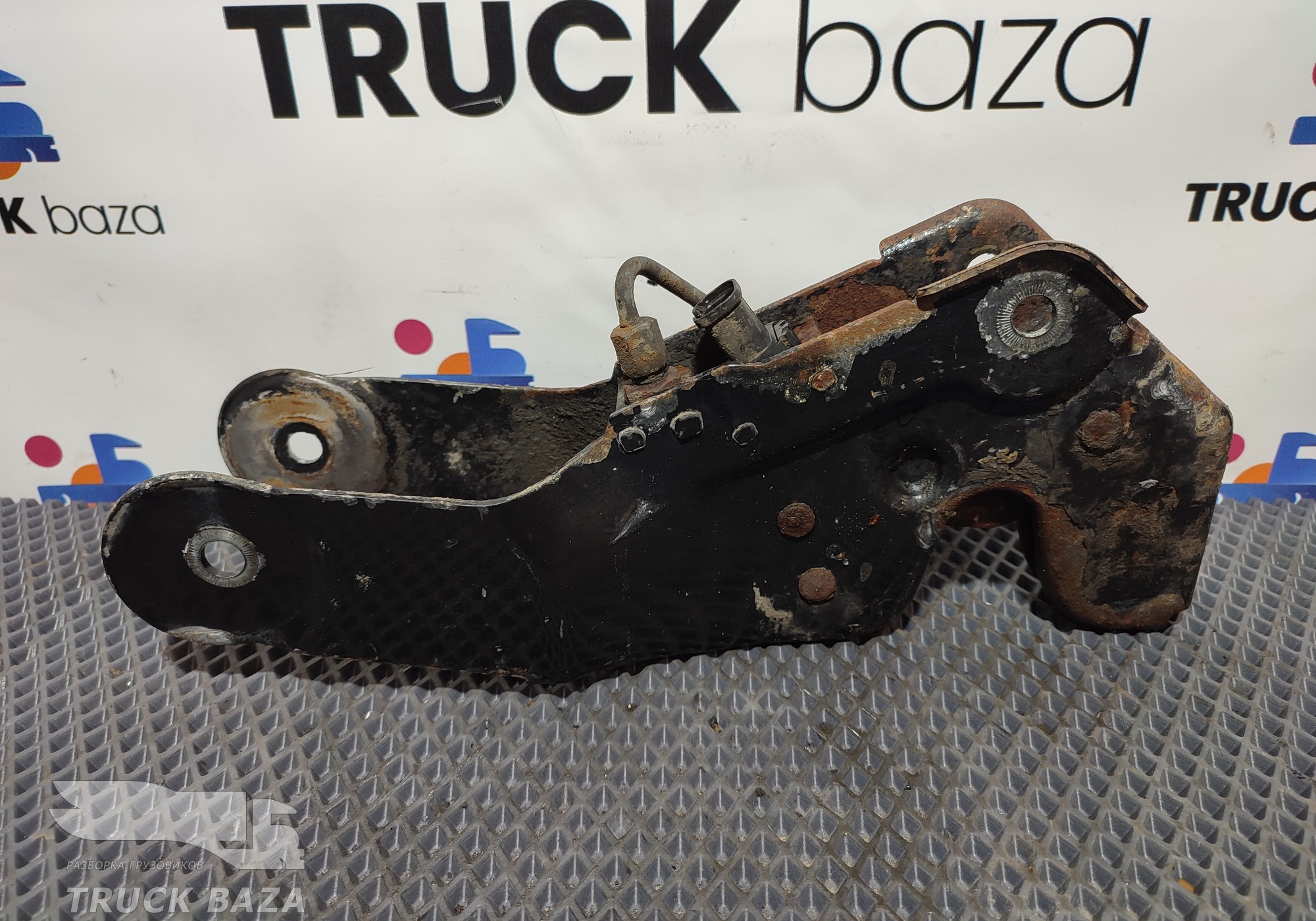 81618516030 Замок кабины