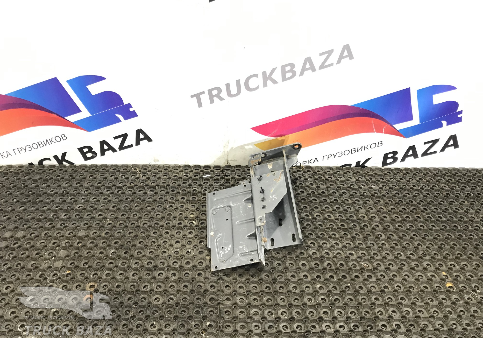 9305201533 Кронштейн подножки правый для Mercedes-Benz Axor II (с 2004 по 2010)