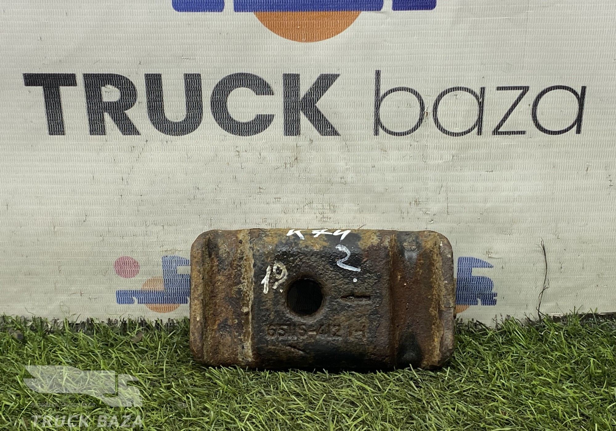 651152902412 Проставка стремянки рессоры для КАМАЗ 5490 (с 2013)