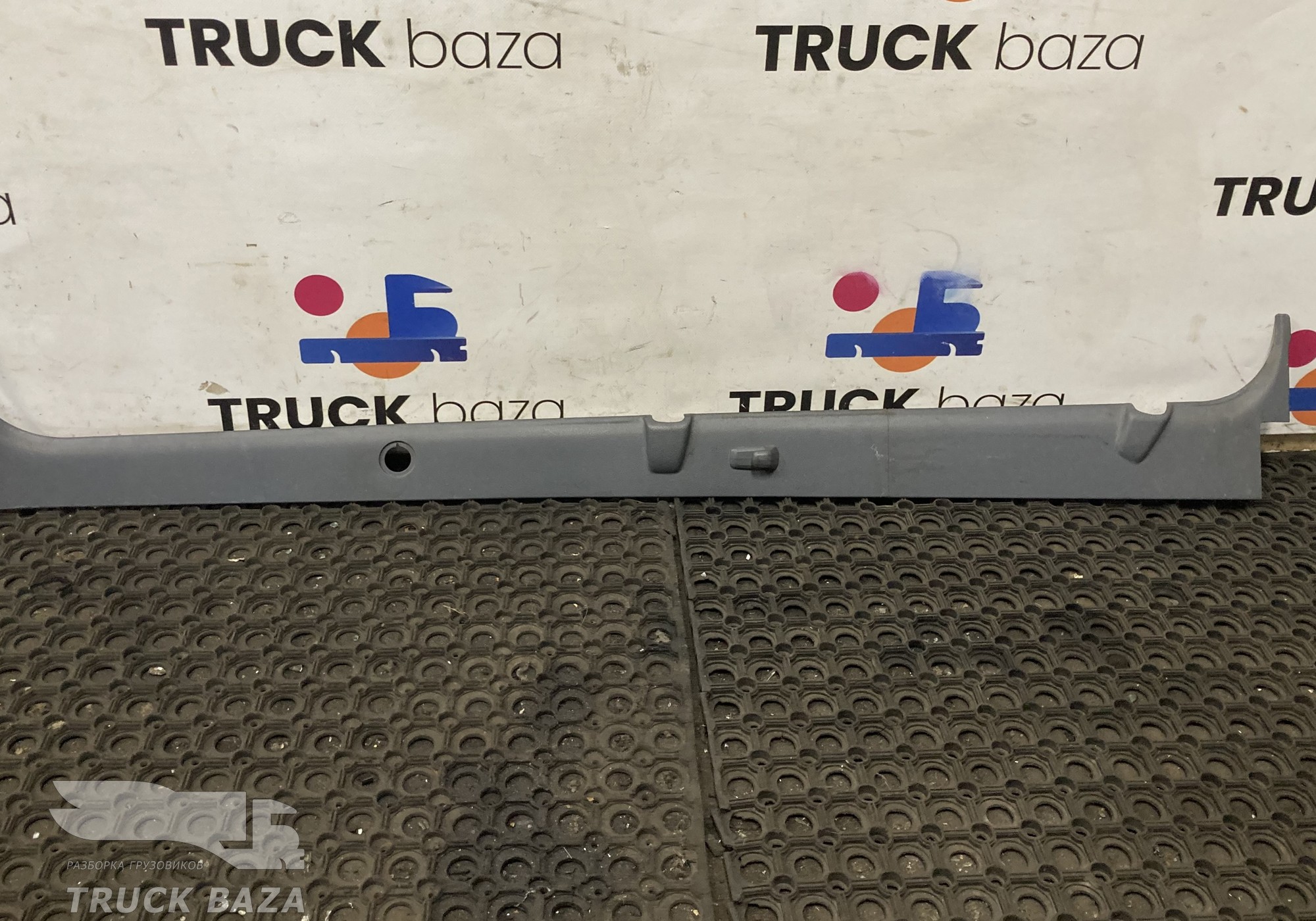 1892236 Накладка стойки левой