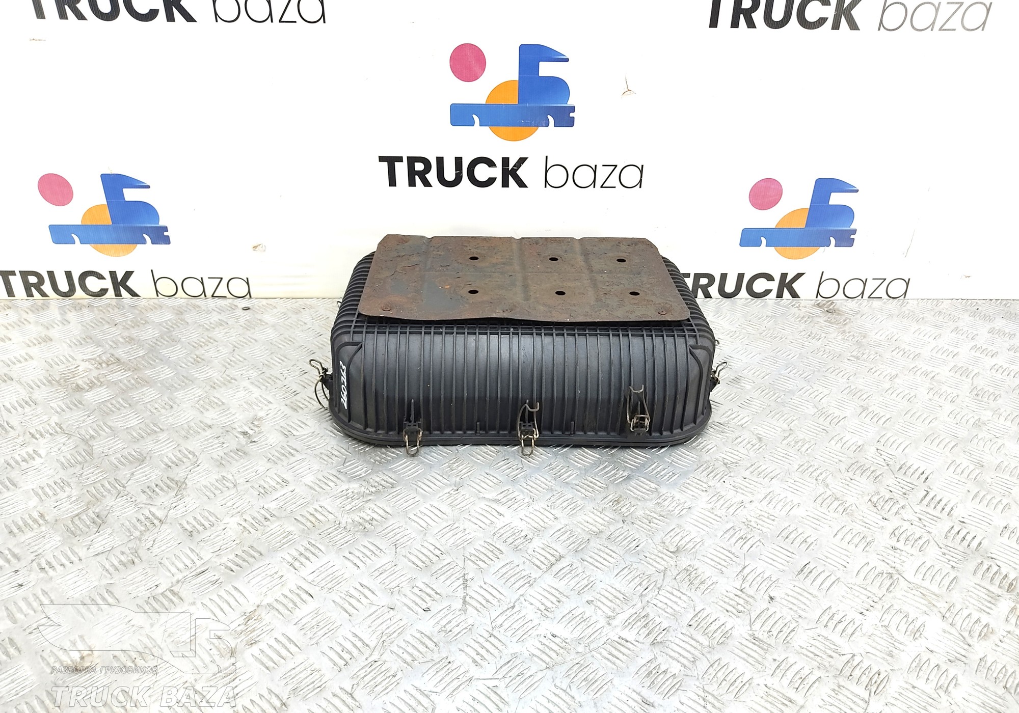 TAT487385 Крышка корпуса воздушного фильтра нижняя для Shacman X3000 (с 2014)