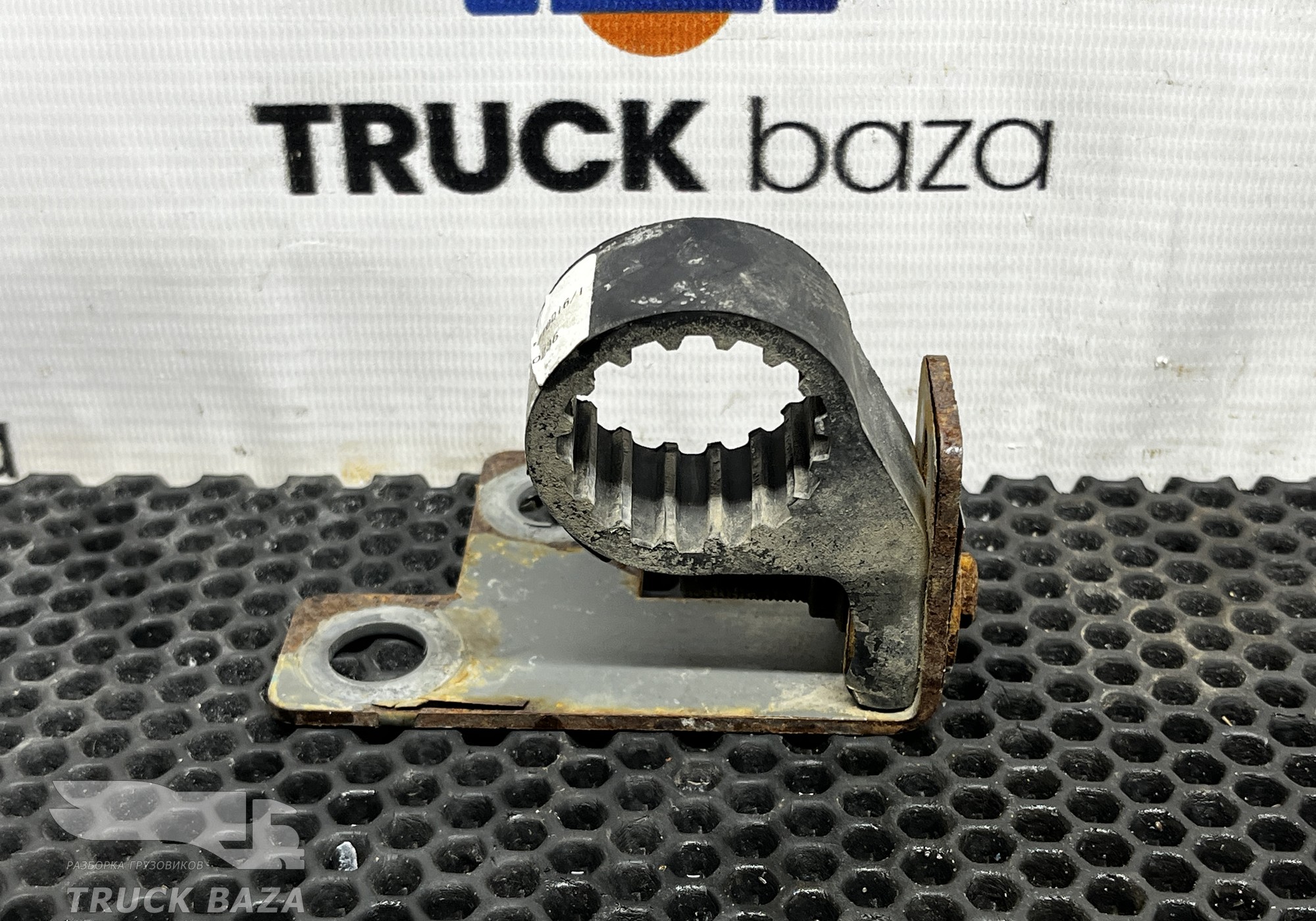 YZ160081210016 Кронштейн насоса автономного отопителя для Sinotruk Sitrak C7H