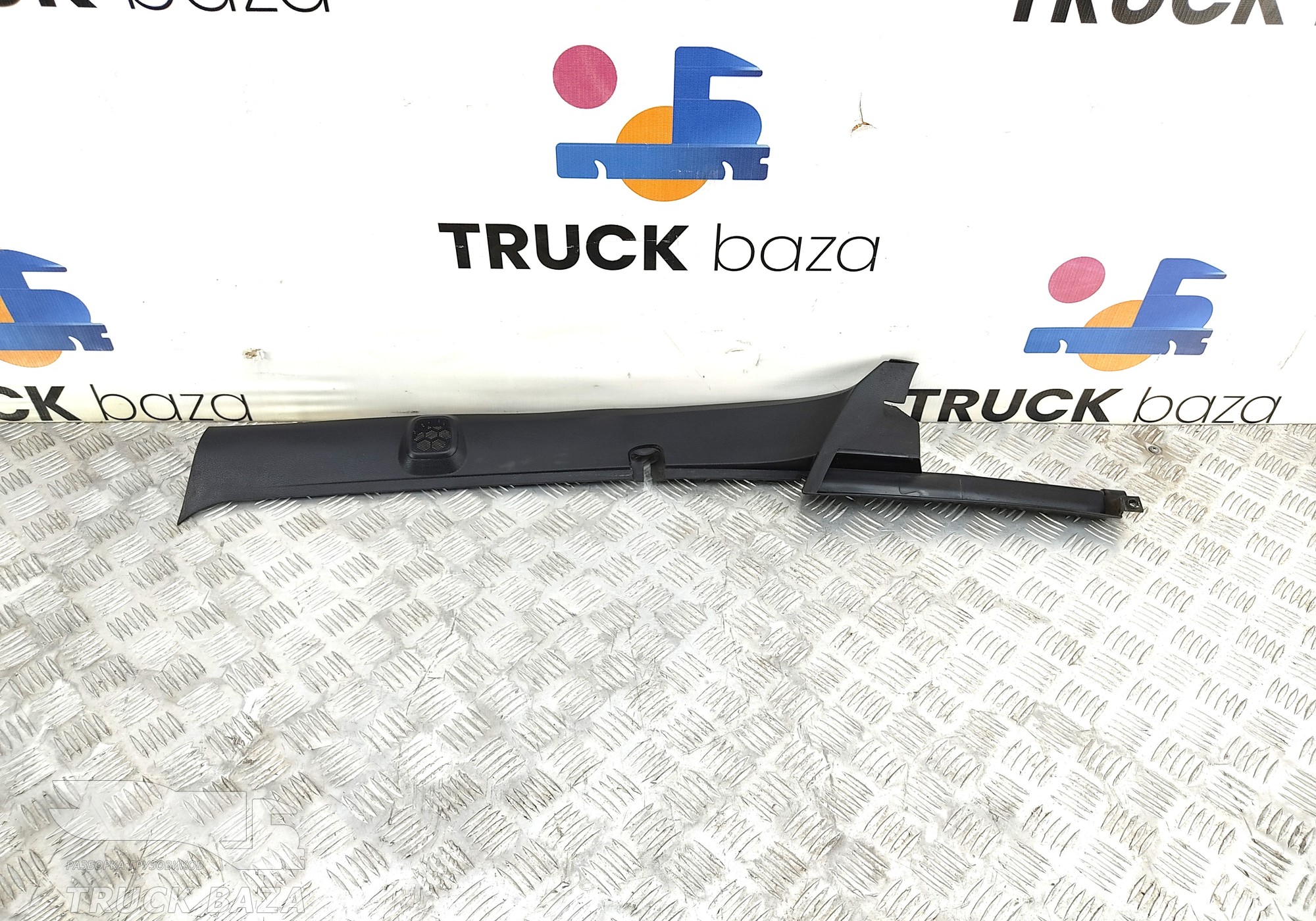 81624306005 Накладка стойки верхняя левая