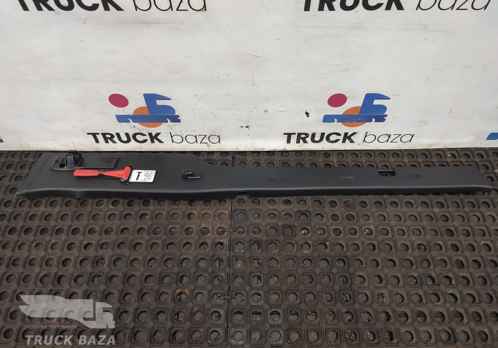 2552773 Накладка стойки левая для Scania 6-series R (с 2016)