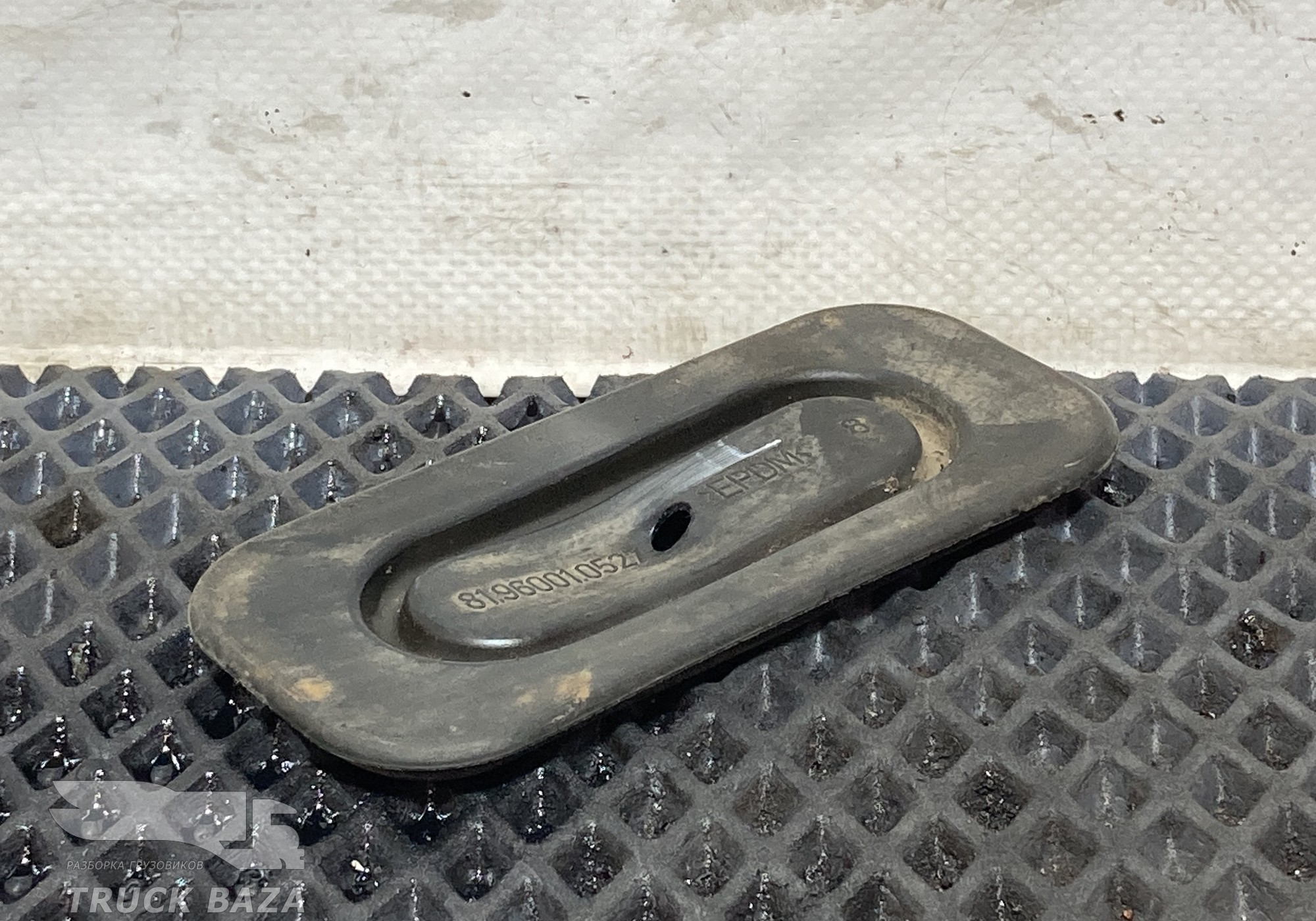 81960010527 Накладка замка инструментального ящика