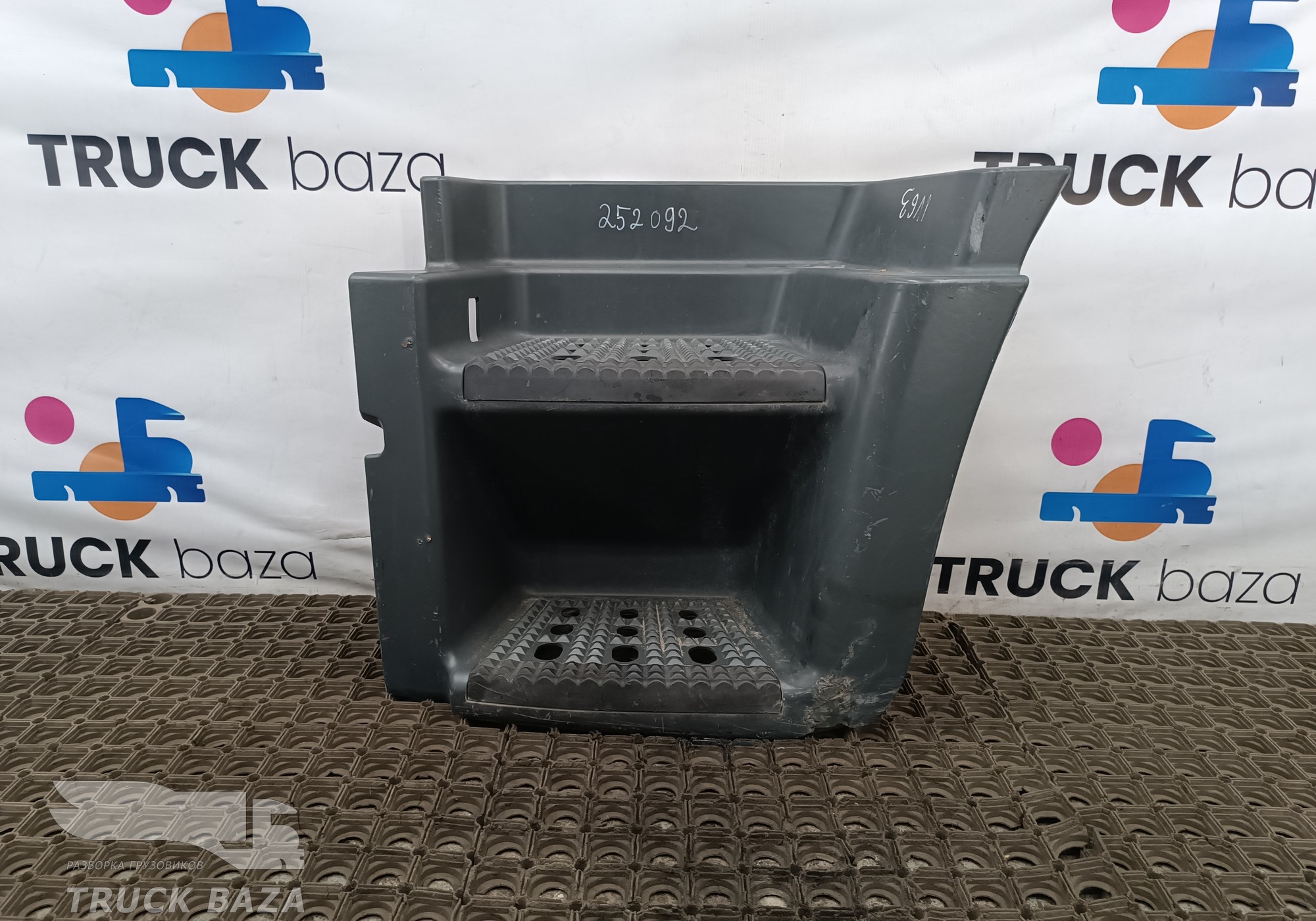 504364868 Корпус подножек левый для Iveco