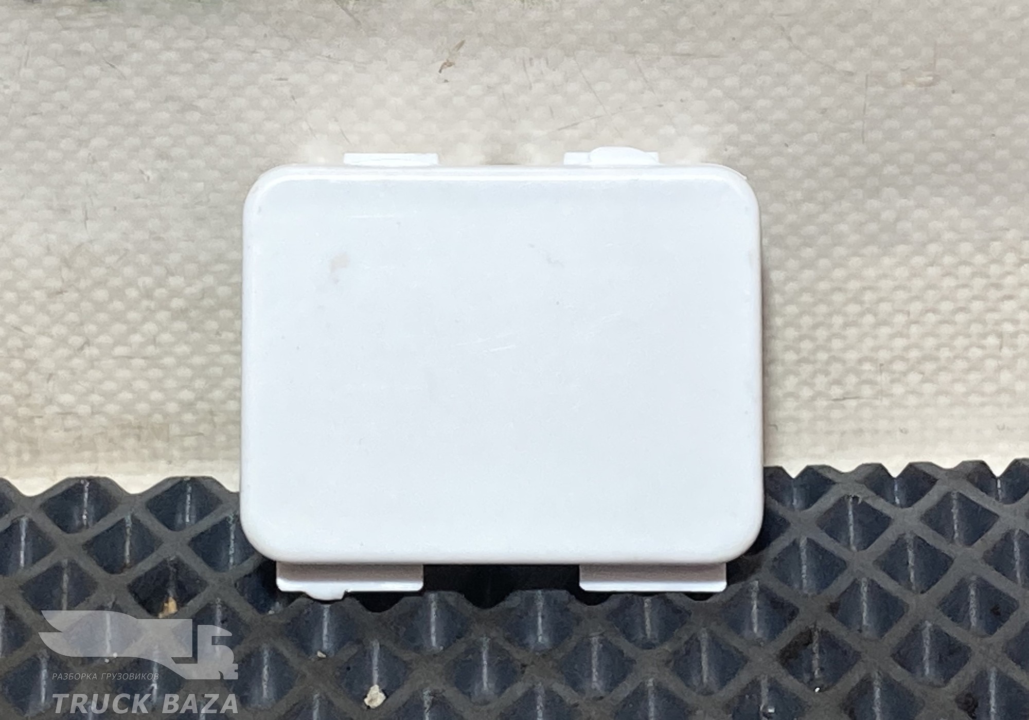 8715332 Заглушка бампера