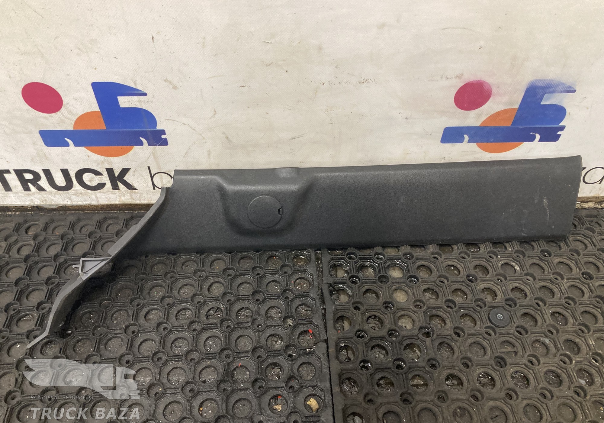 2549566 Накладка стойки лобового стекла левая для Scania 6-series R (с 2016)