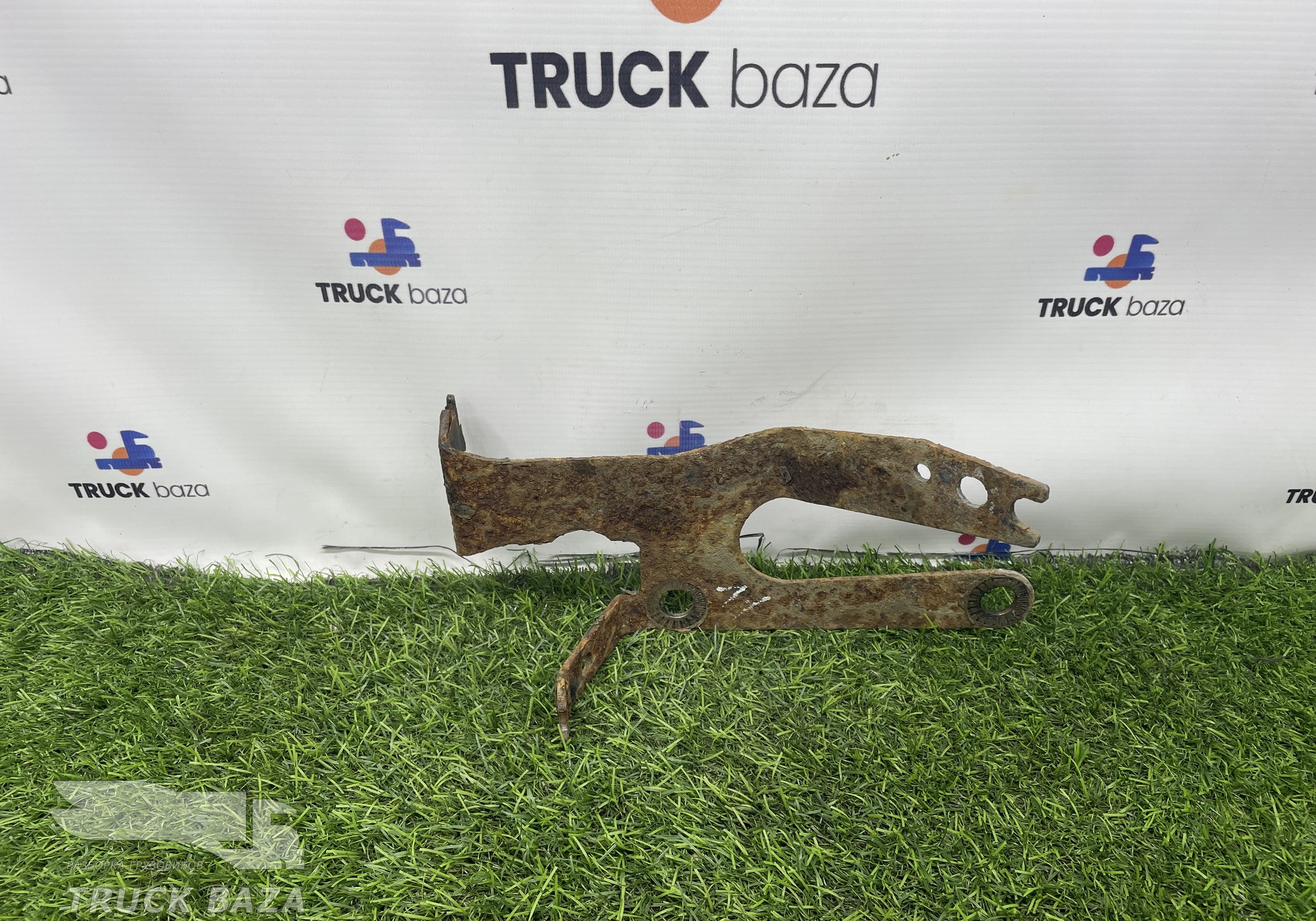 81619410323 Кронштейн патрубков отопителя