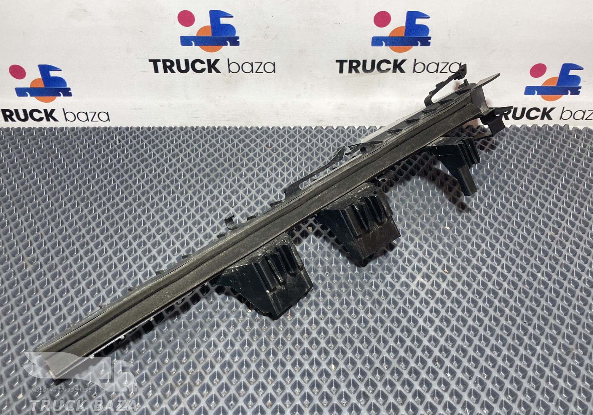 2242162 Направляющая стекла правая для Scania