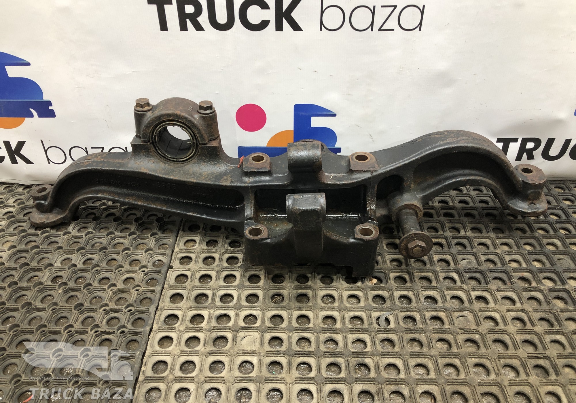 81436303191 Кронштейн пневморессоры левый