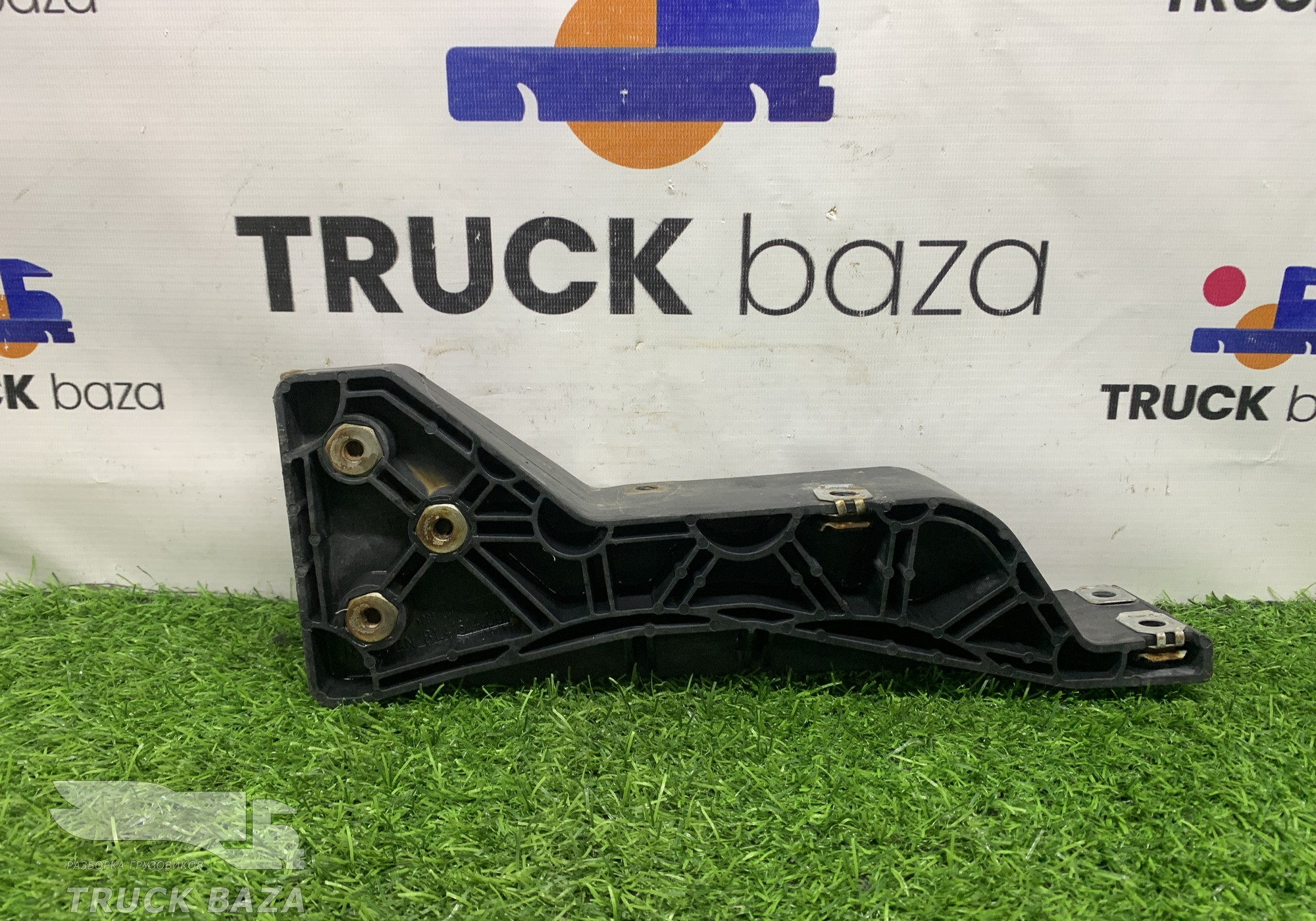 81416140014 Кронштейн переднего бампера правый