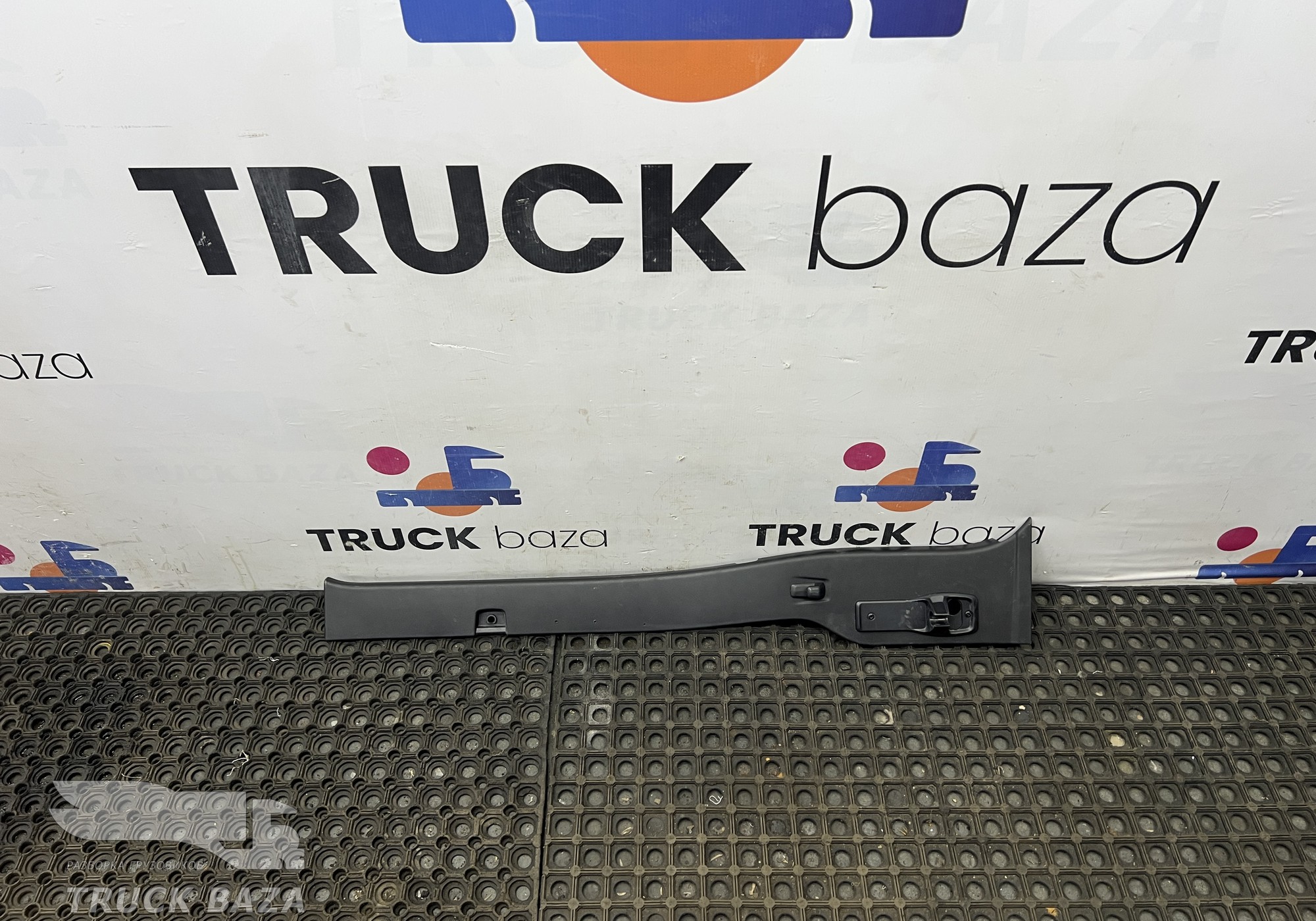 2281982 Накладка стойки двери для Scania 6-series R (с 2016)