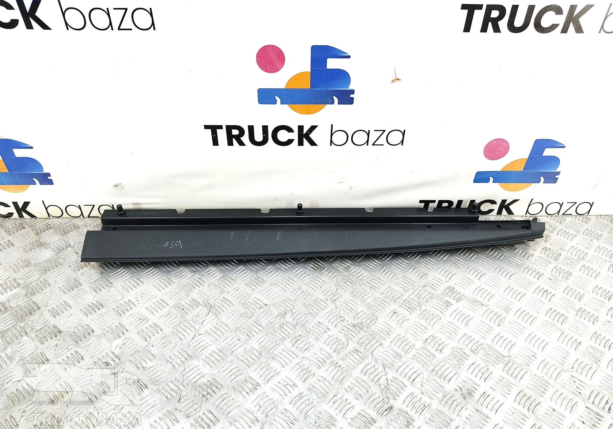 81624300130 Накладка солнцезащитной шторки правая для Man TGX II (с 2012)