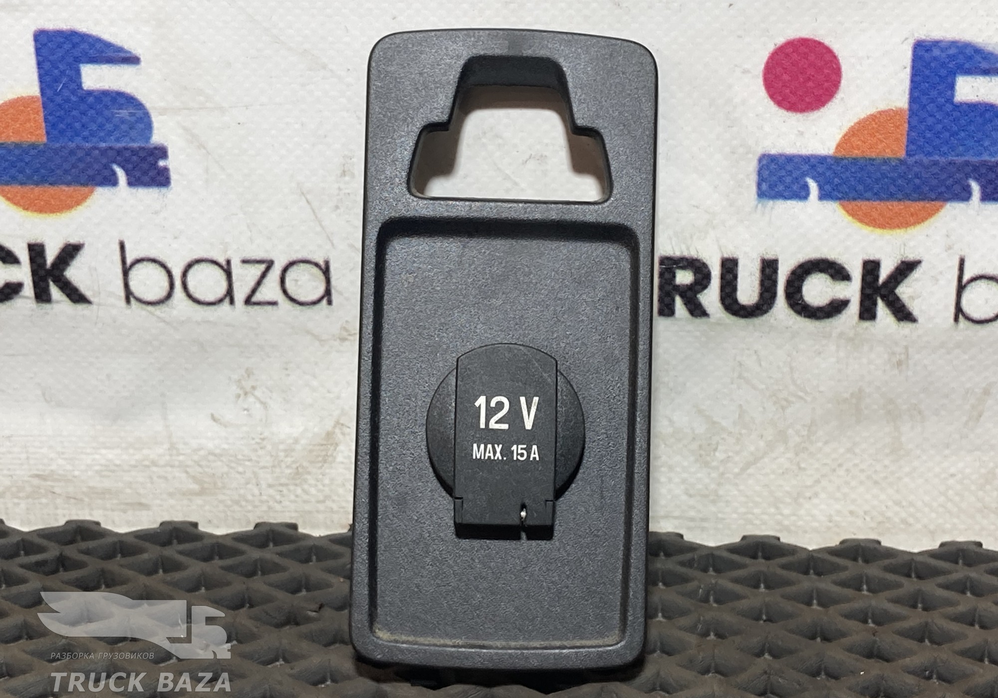 2676189 Панель в сборе с розеткой 12V