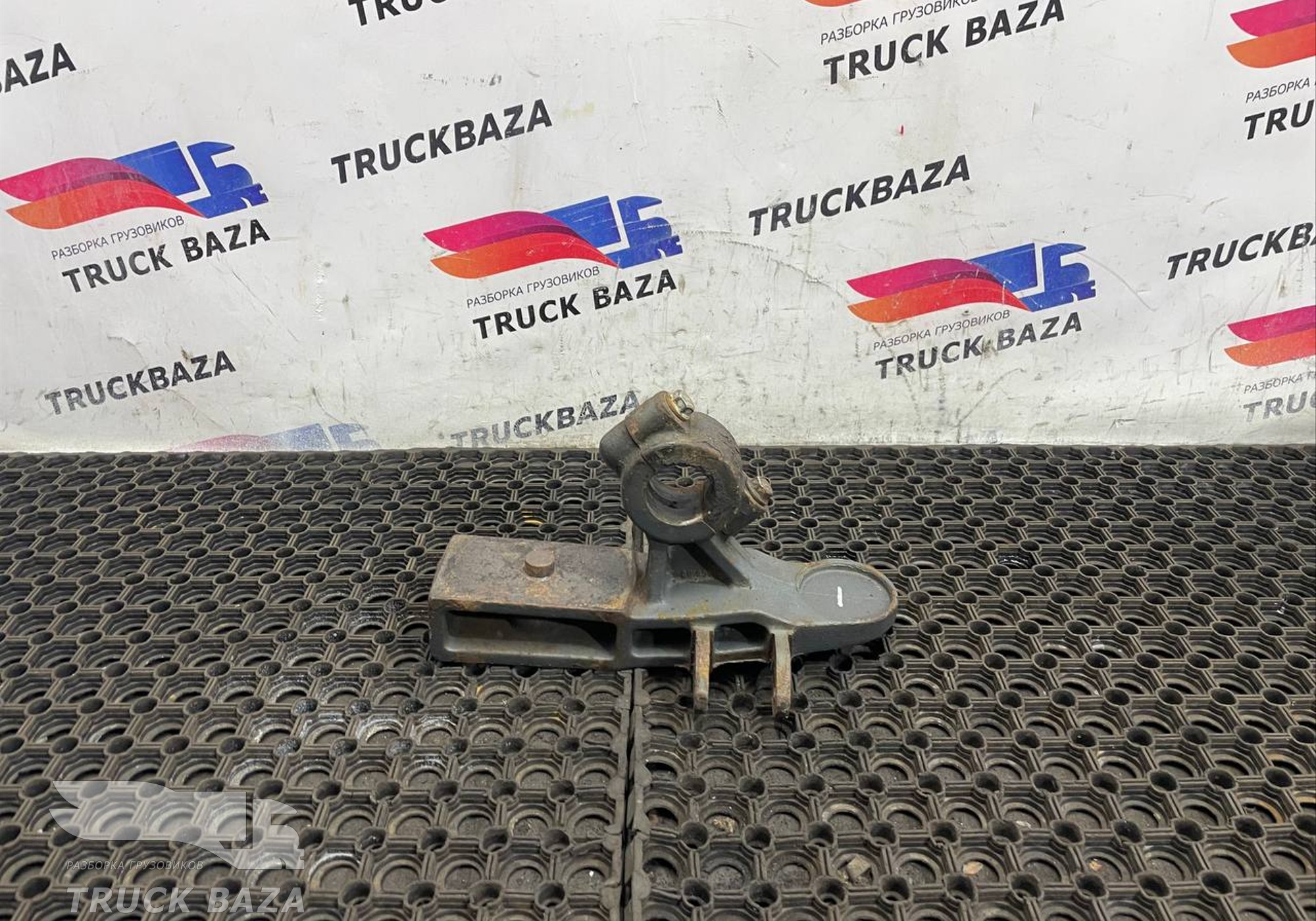 9433232884 Кронштейн переднего стабилизатора левый для Mercedes-Benz Actros MP3 (с 2008)