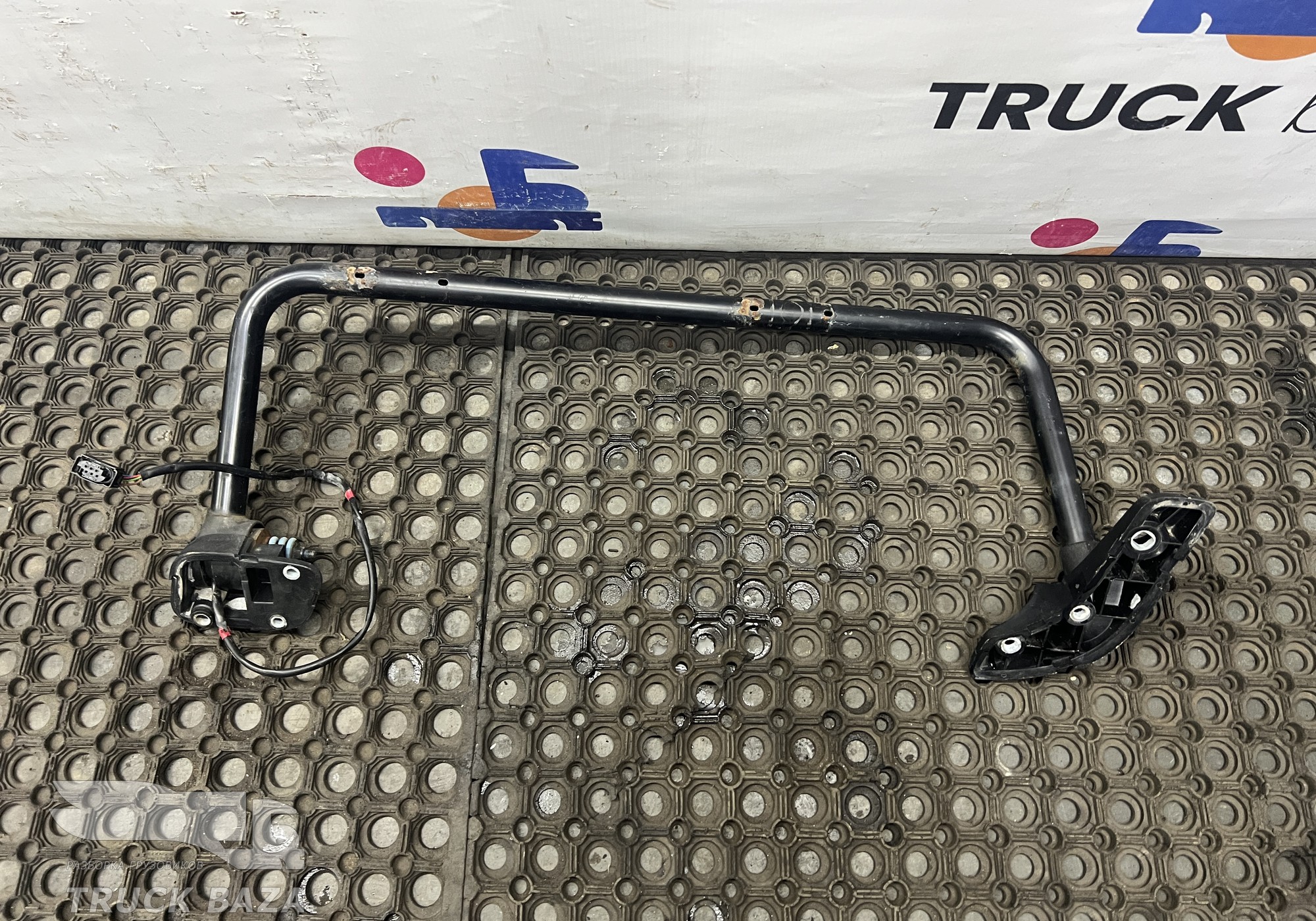 A9408101419 Кронштейн зеркала левый для КАМАЗ 5490 (с 2013)