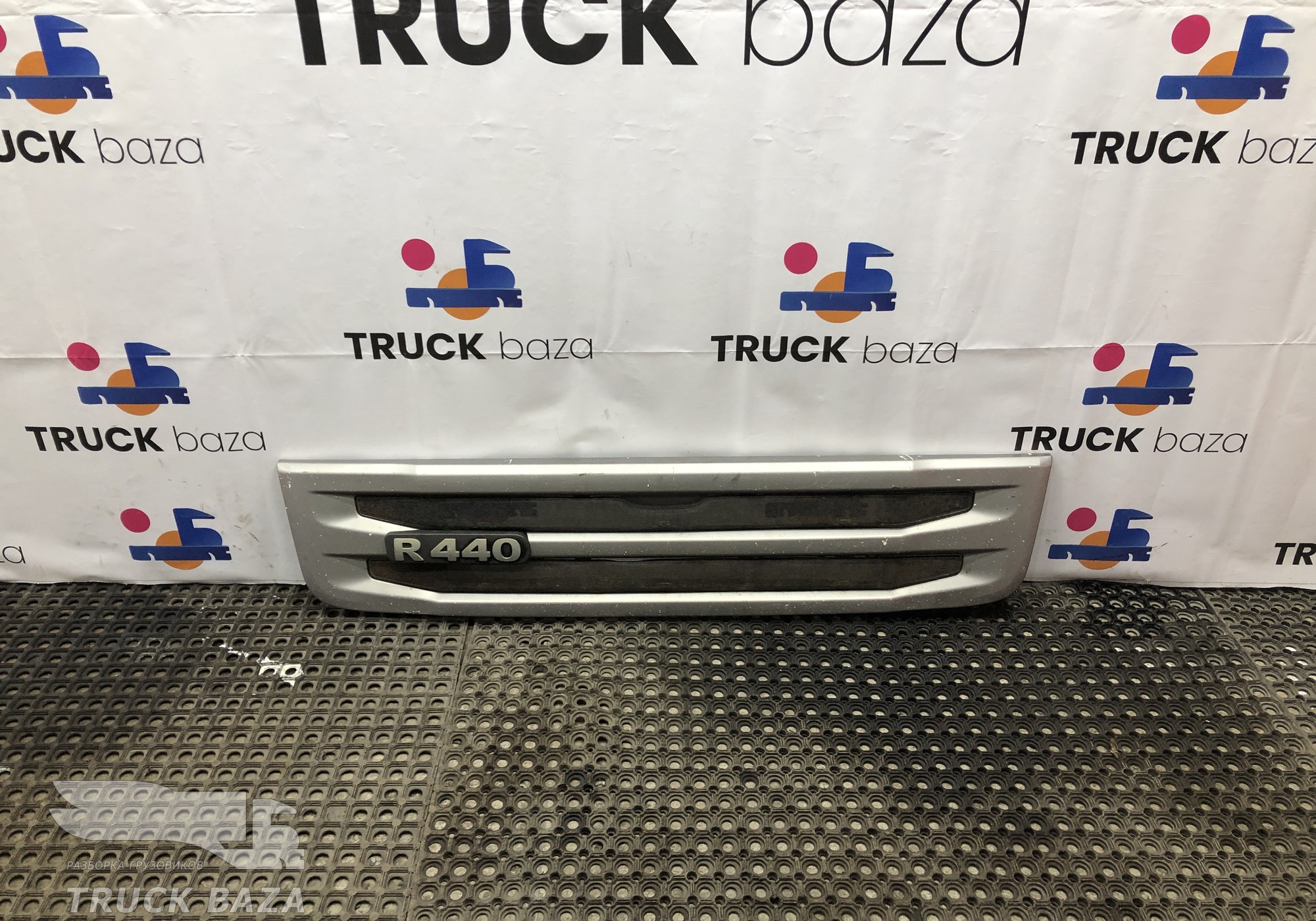 1885940 Решетка радиатора