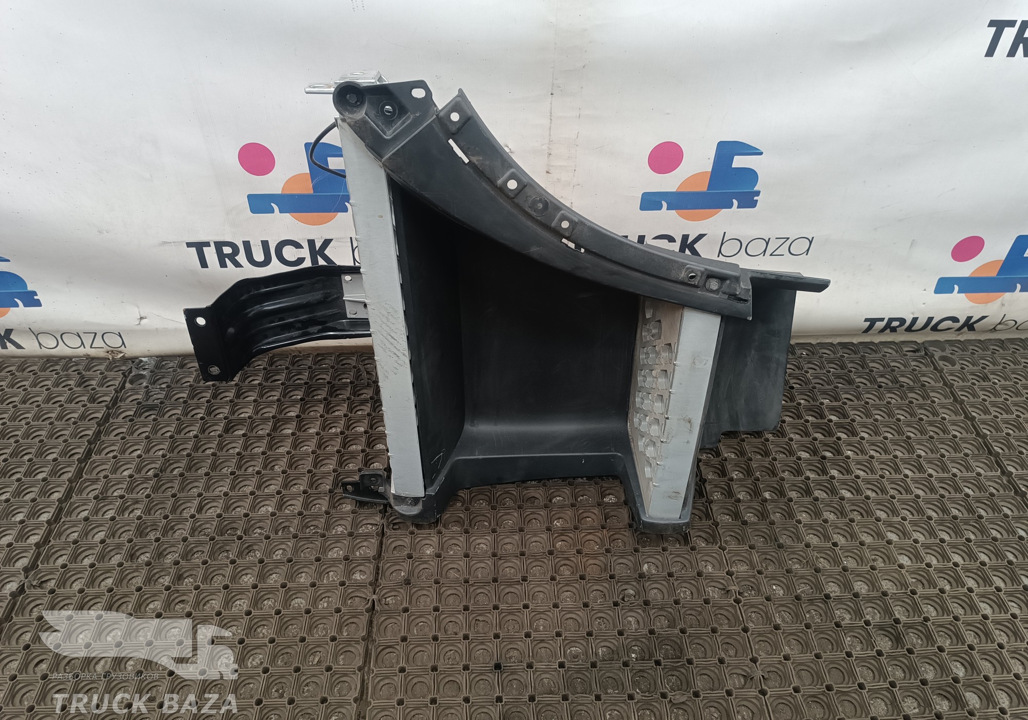 82144986 Корпус подножек левый для Volvo FH 4 (с 2012)