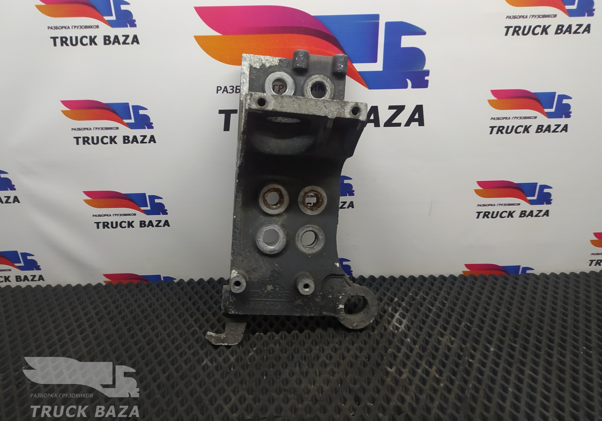 1735002 Кронштейн переднего бампера левый для Daf 95