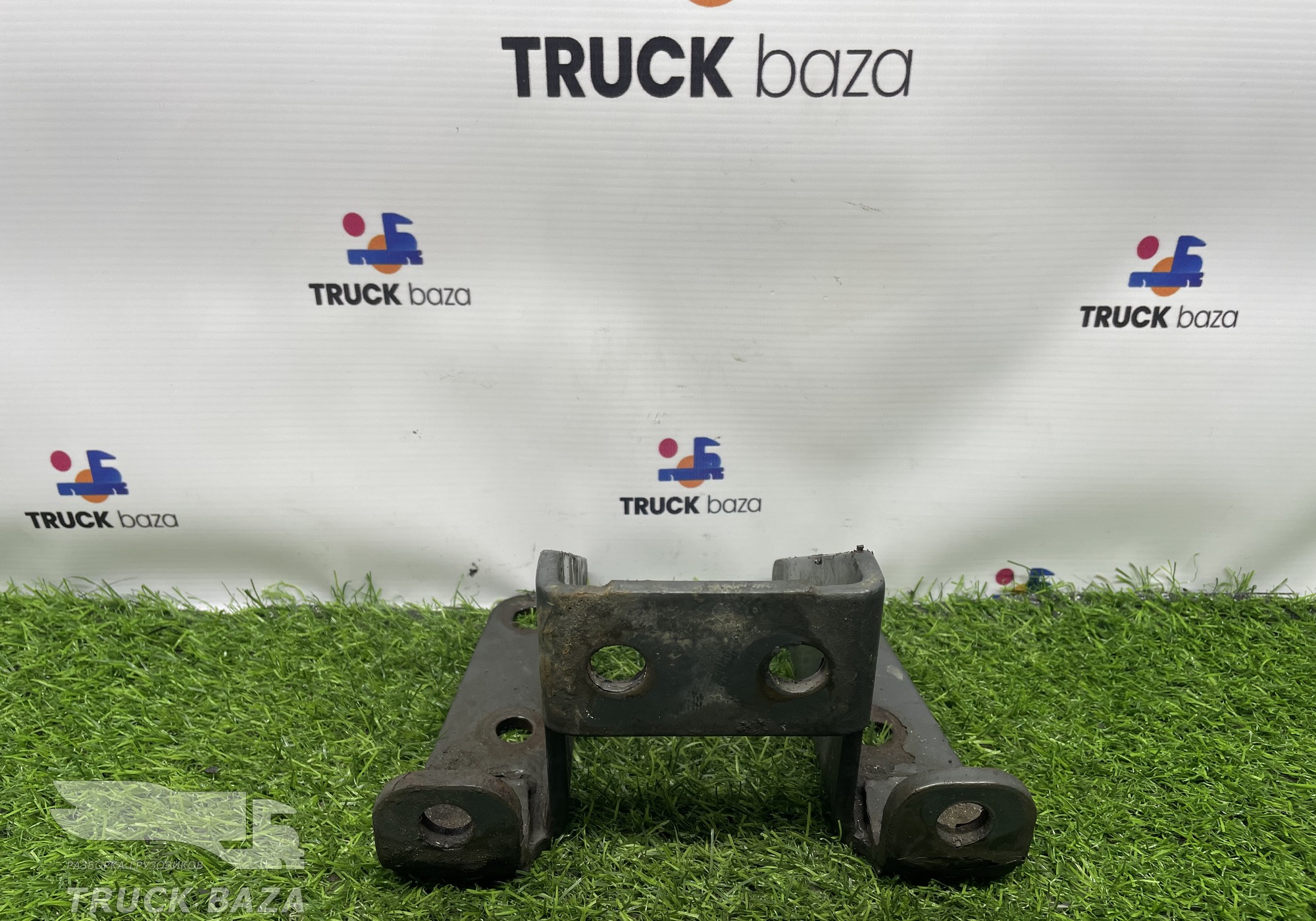 1883427 Кронштейн брызговика для Scania