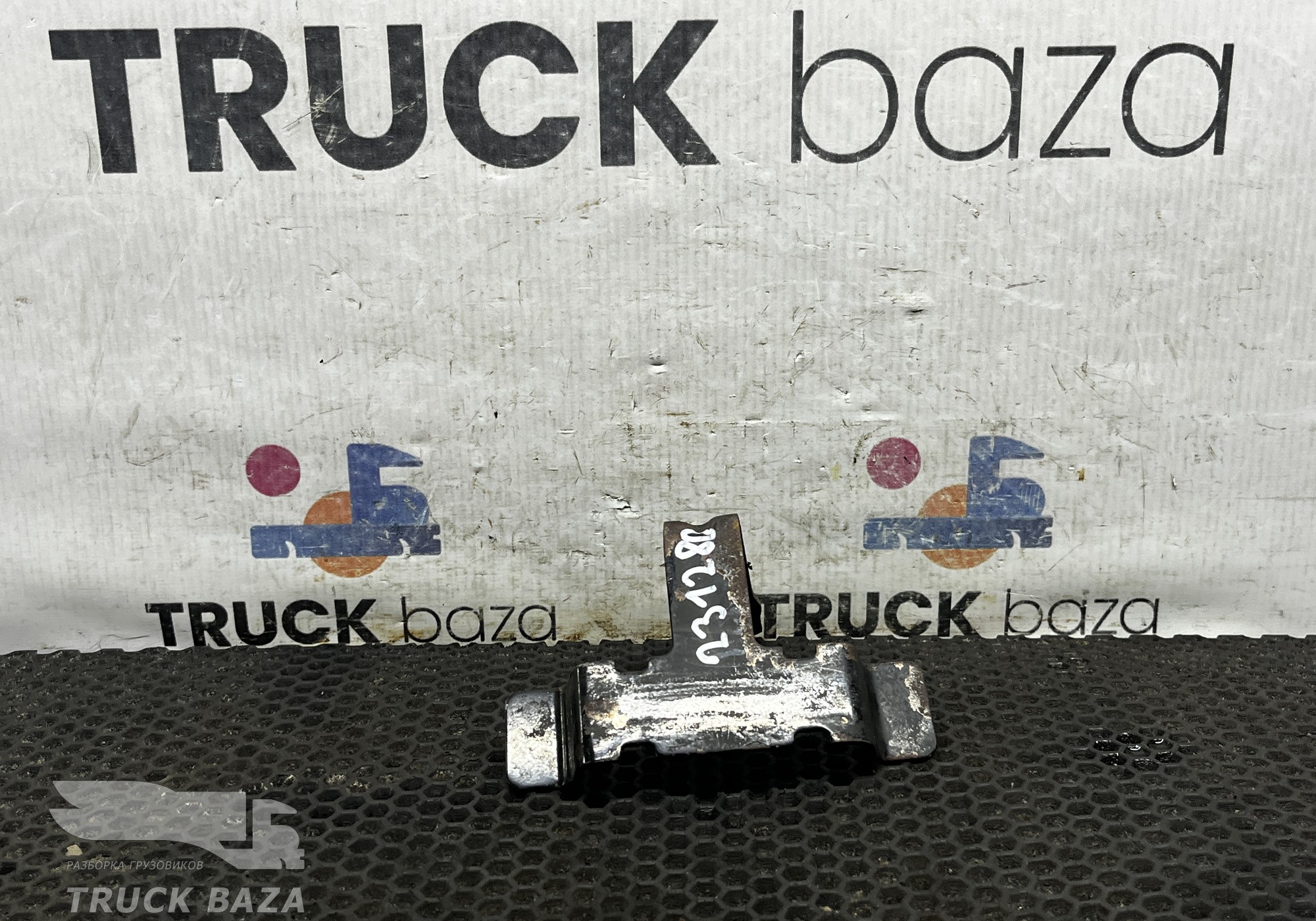 DZ93259820061 Кронштейн трубок ГУРа для Shacman F3000 (с 2009)
