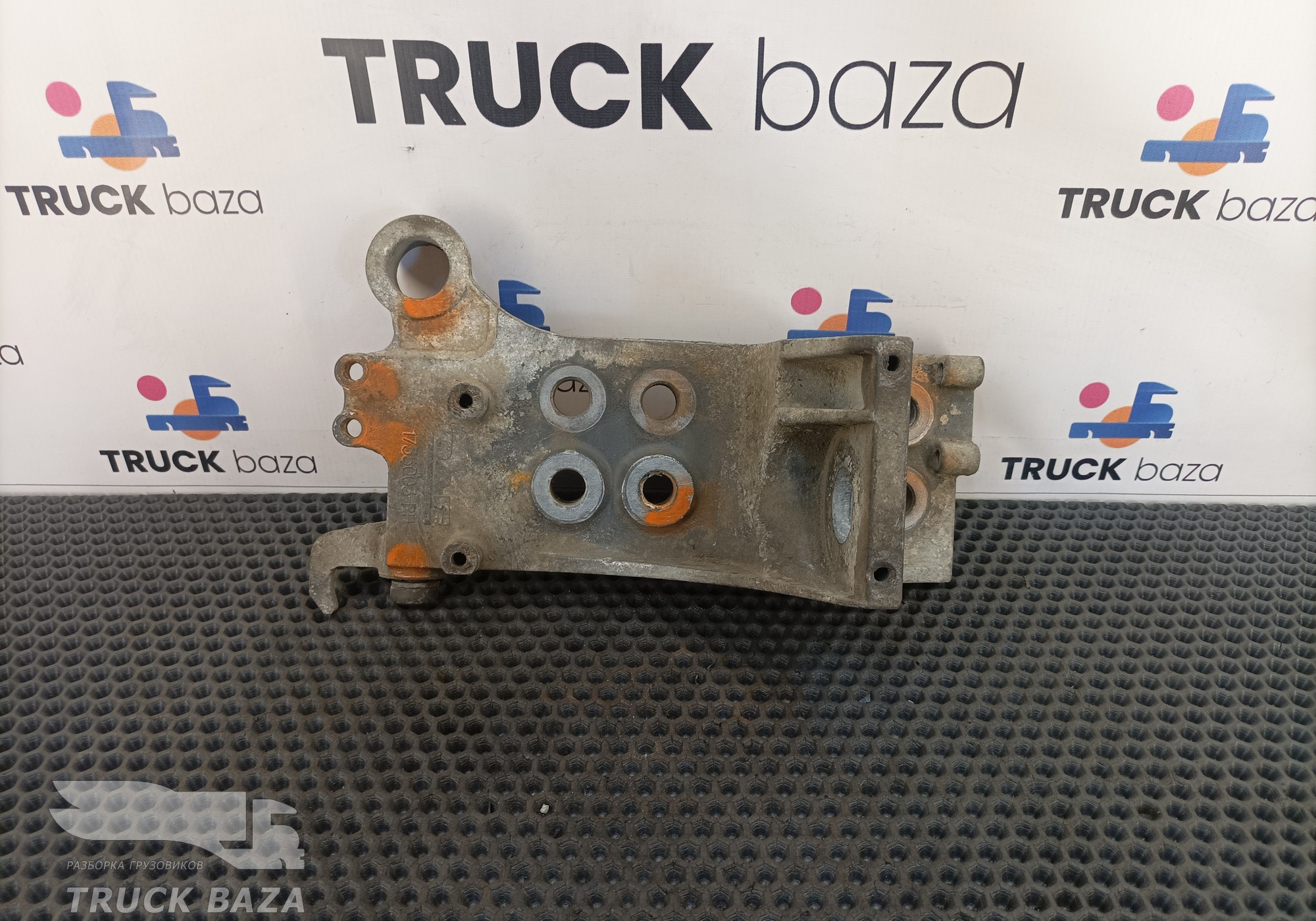 1735003 Кронштейн бампера правый для Daf 95