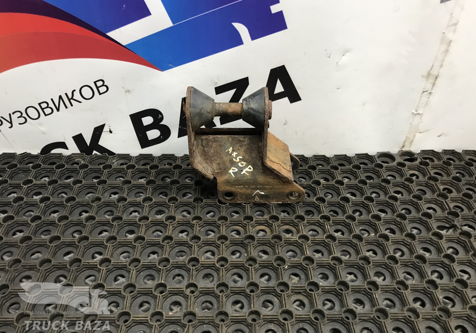 9303100358 Ответная часть замка кабины для Mercedes-Benz