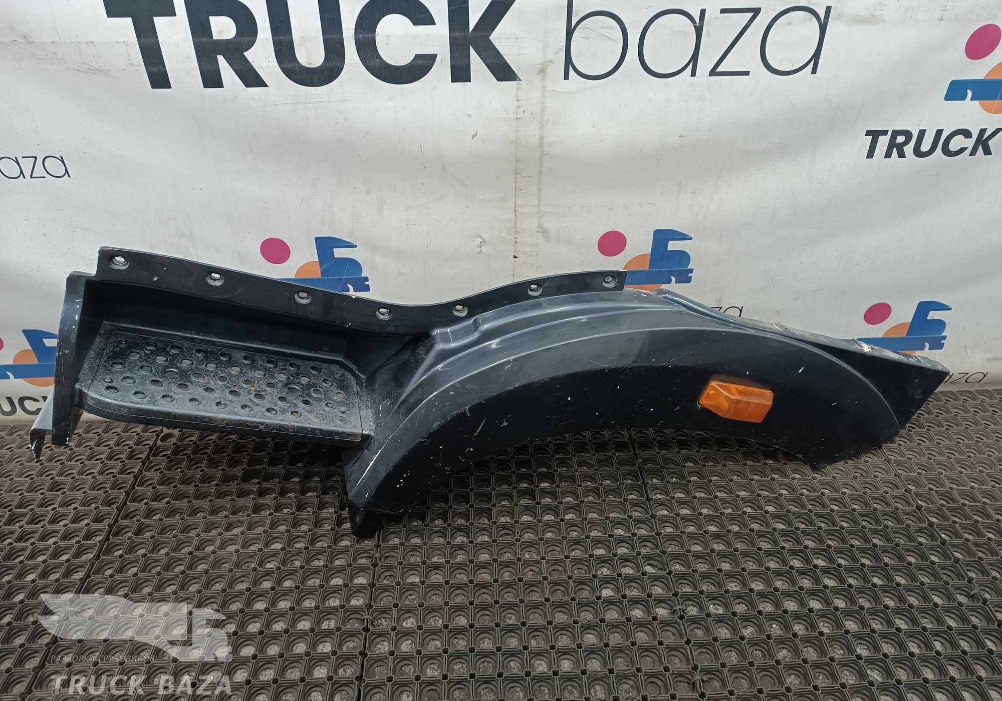 5103021B35 Подножка кабины левая для Faw J6 (с 2007)