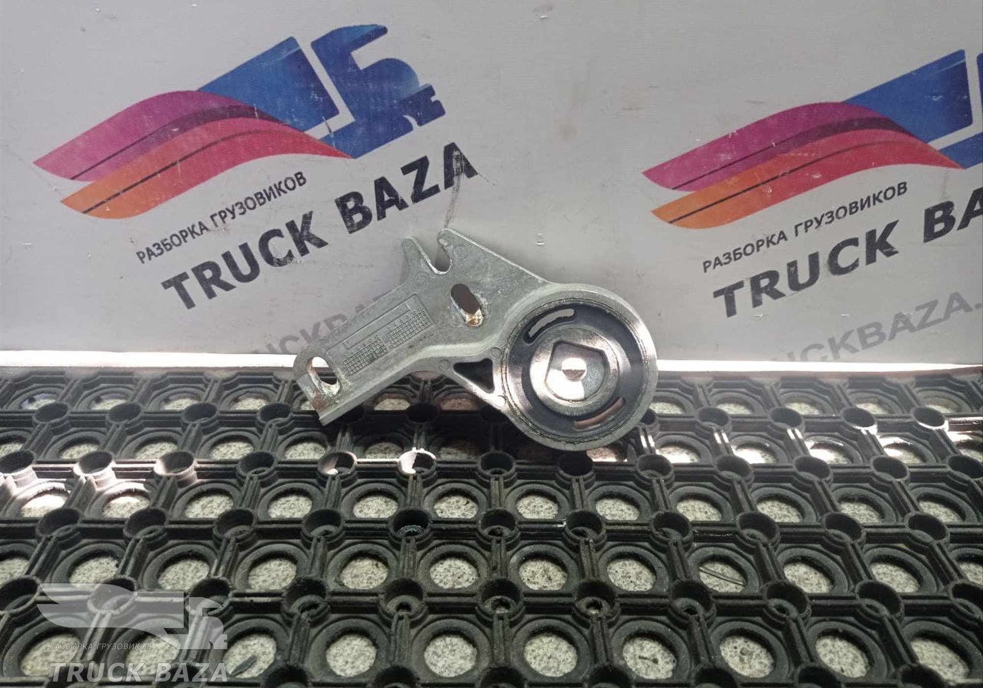 1492746 Кронштейн радиатора верхний левый