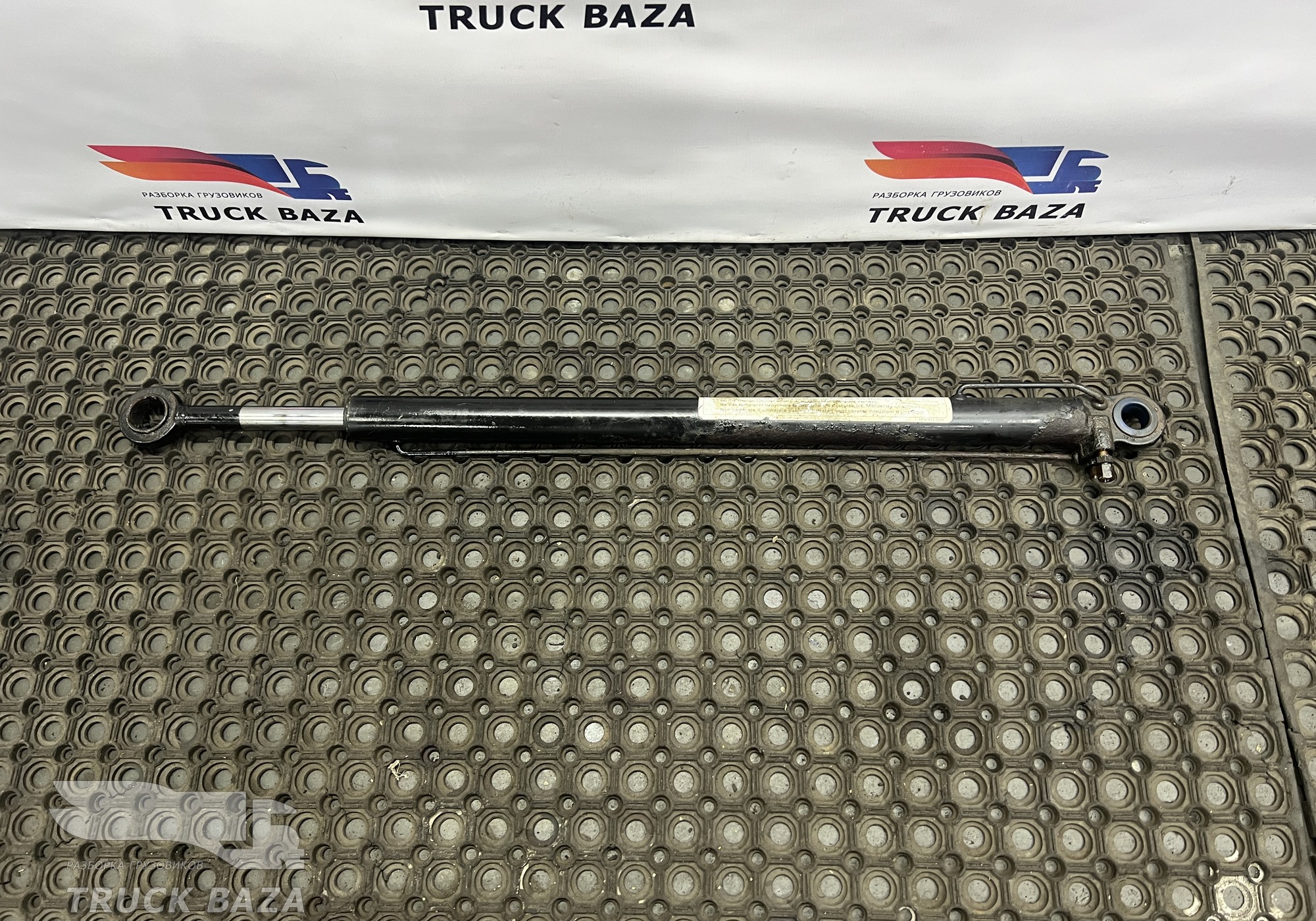 81978122318 Цилиндр подъема кабины