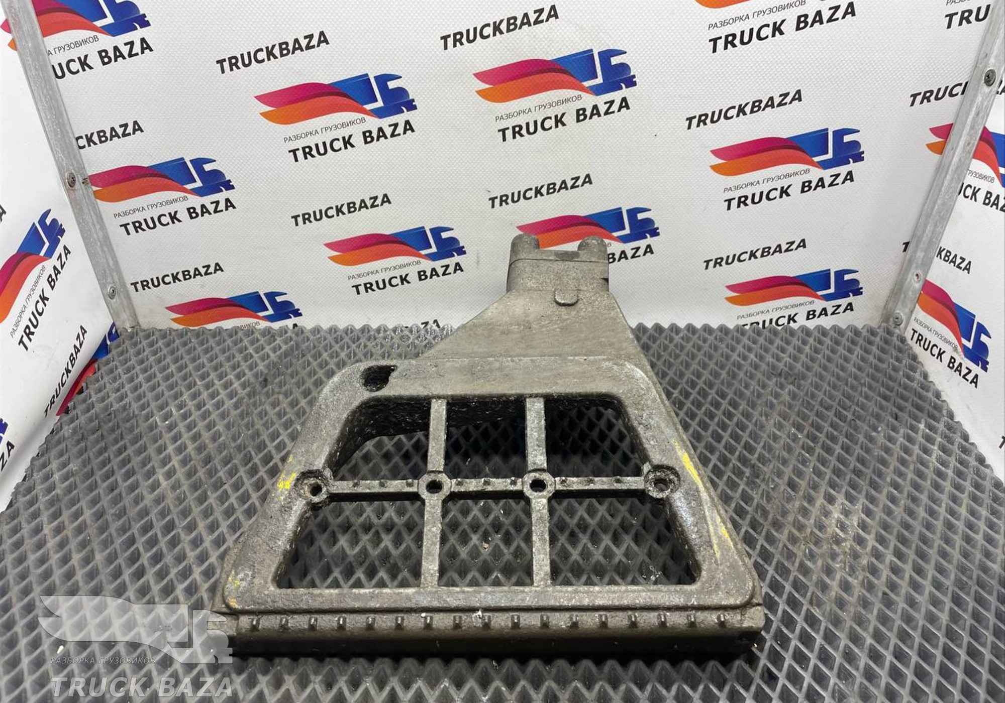 1641631 Кронштейн подножки правый для Daf XF105 (с 2005)