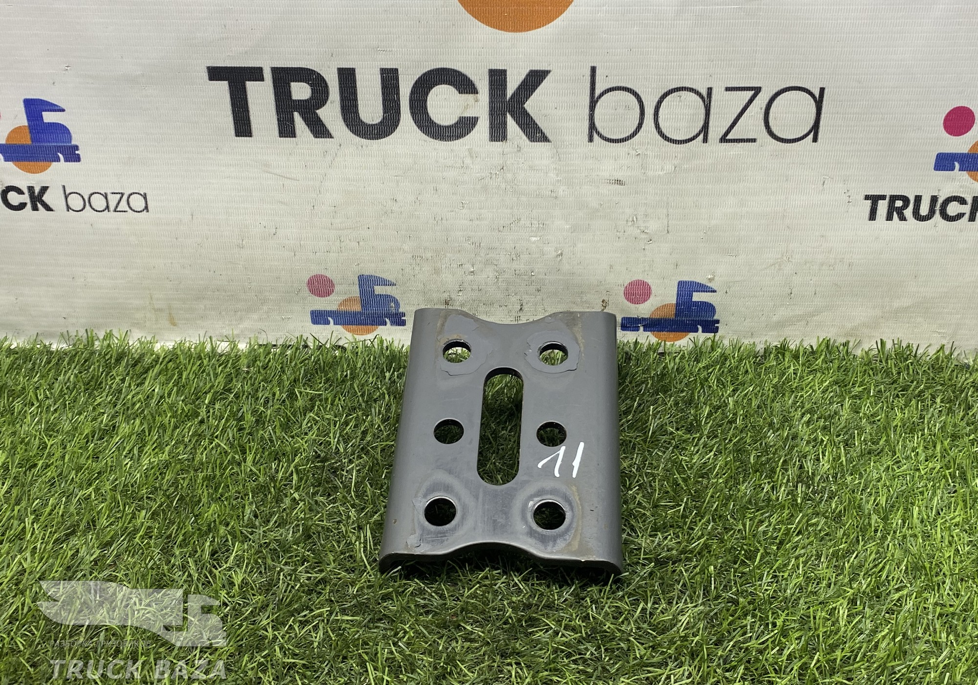 2355842 Кронштейн амортизатора переднего правый