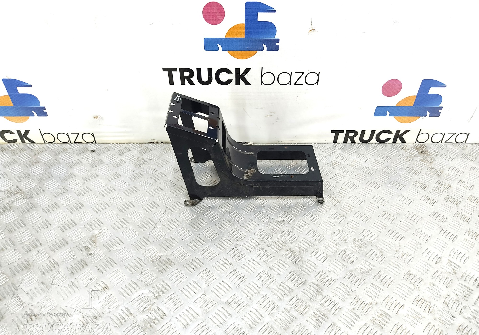 81613405055 Кронштейн консоли салона