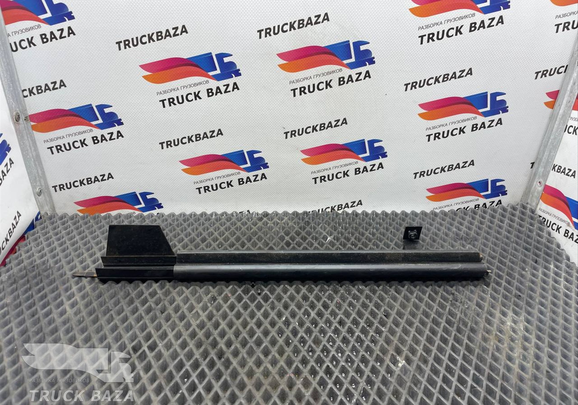 1389192 Направляющая стекла двери правой для Daf XF106 (с 2012)