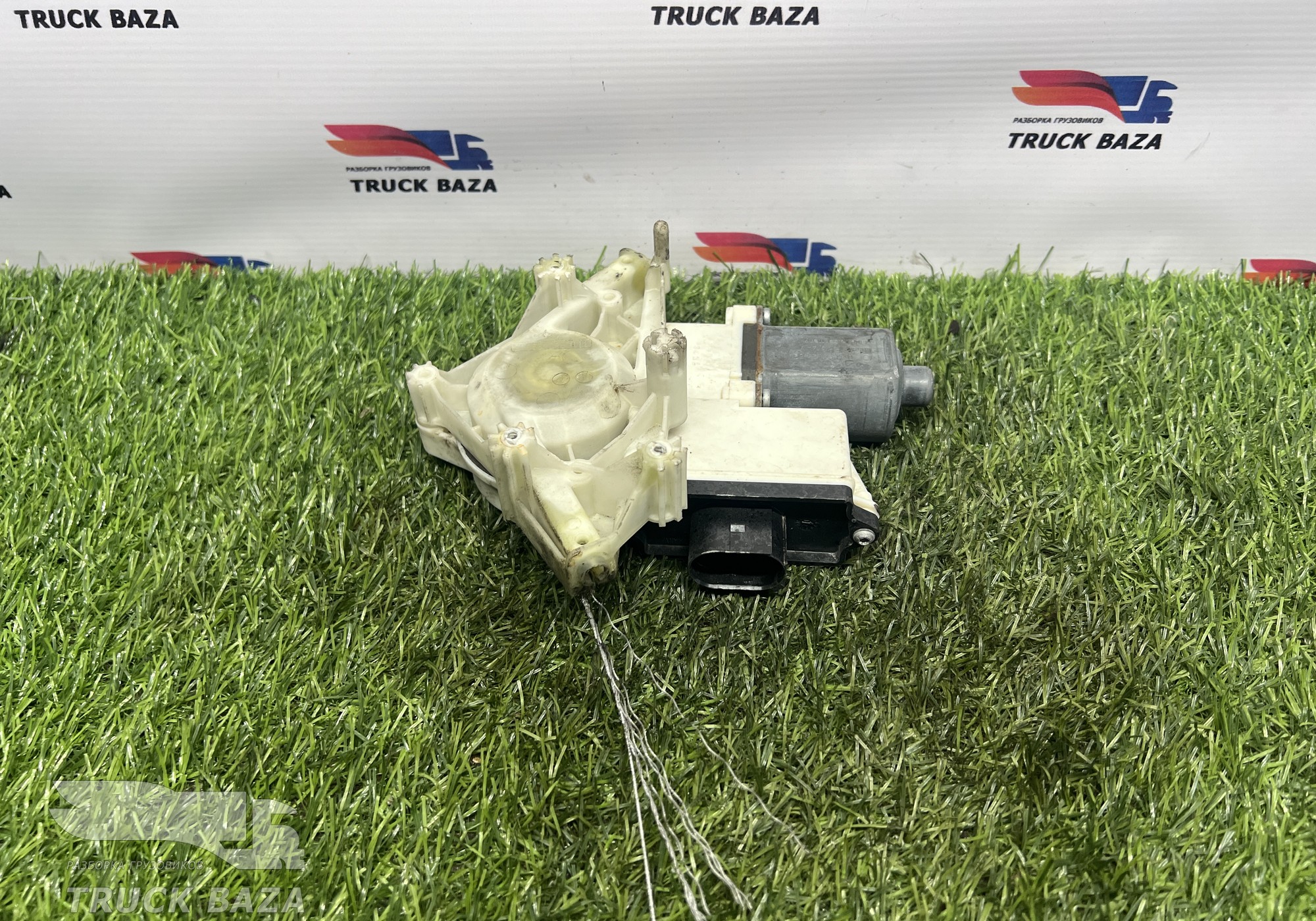 1779722 Моторчик стеклоподъемника правый