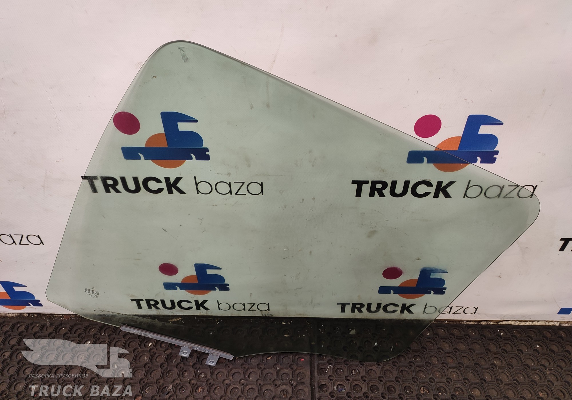 A9737200418 Стекло двери правой