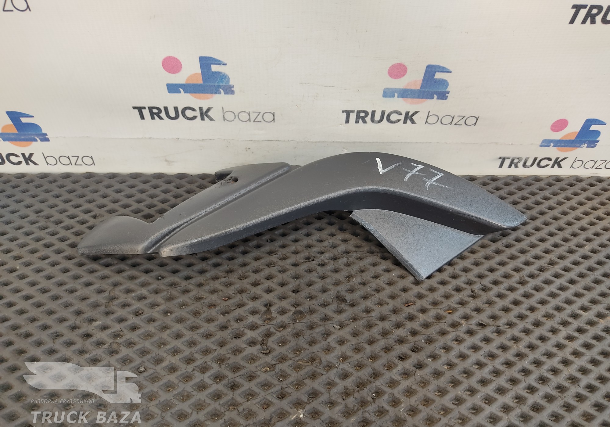 20529668 Накладка стеклоочистителя левая для Volvo