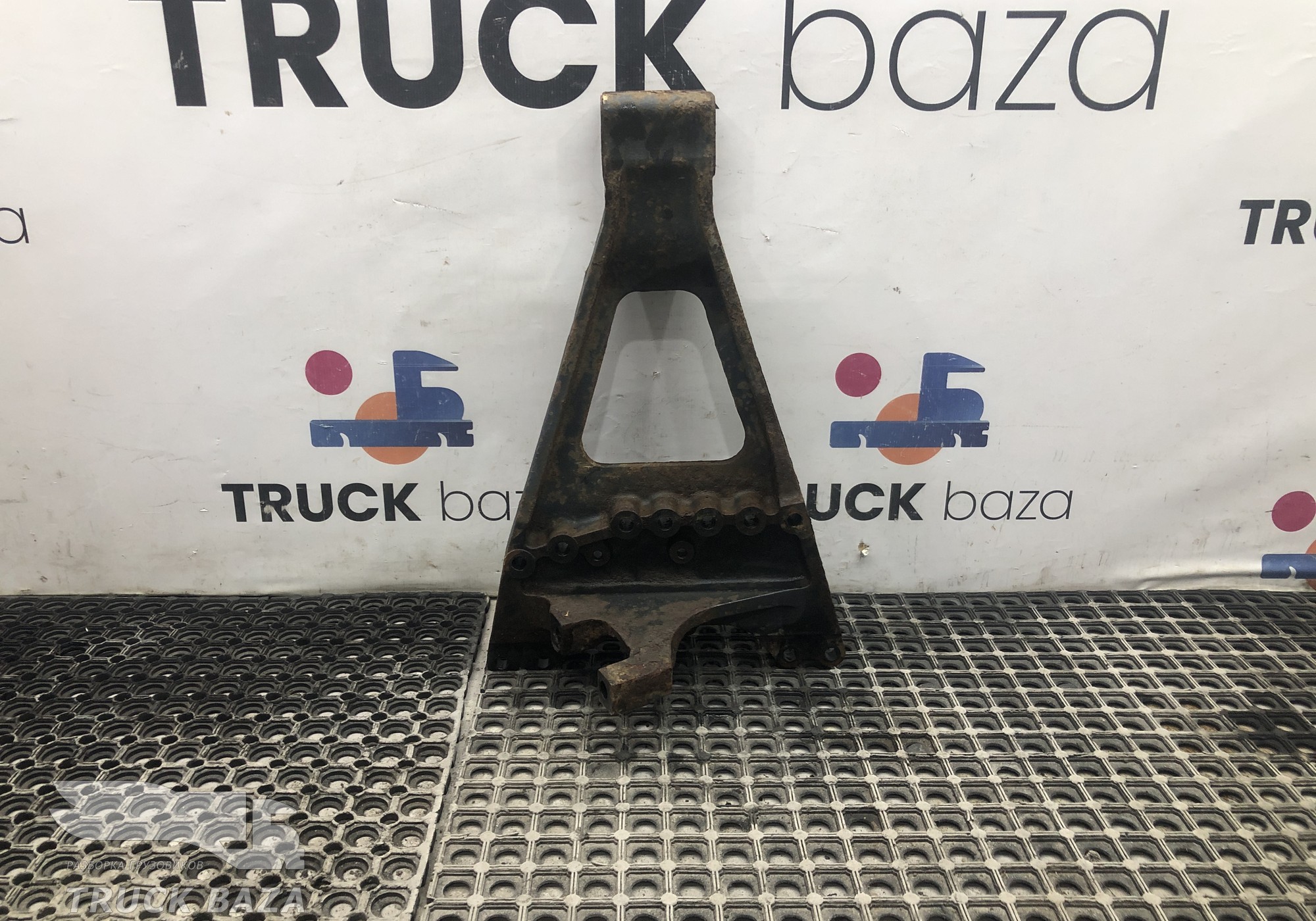 A9423252509 Кронштейн реактивной тяги правый