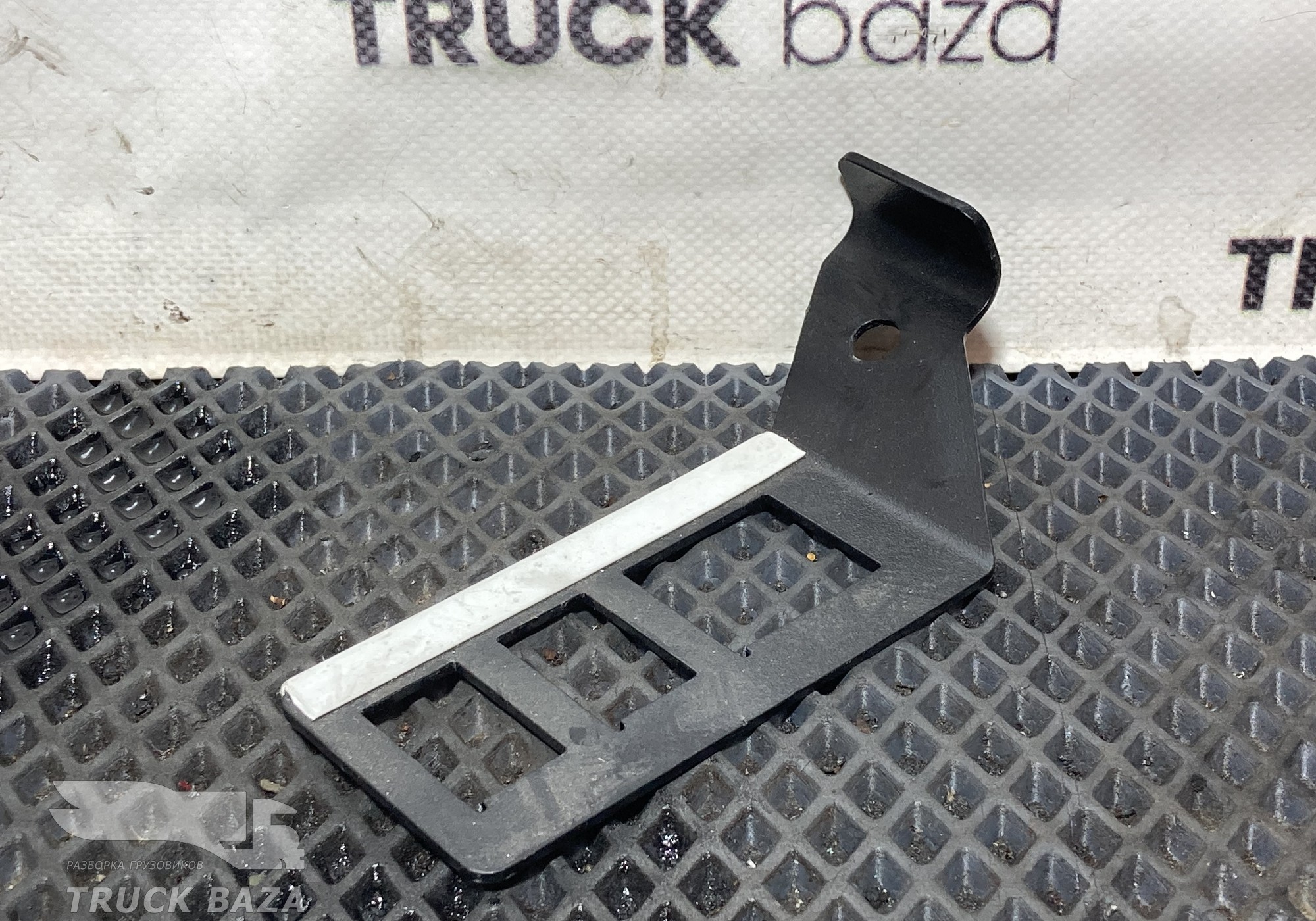 549014011004 Кронштейн проводки левый для КАМАЗ 54901