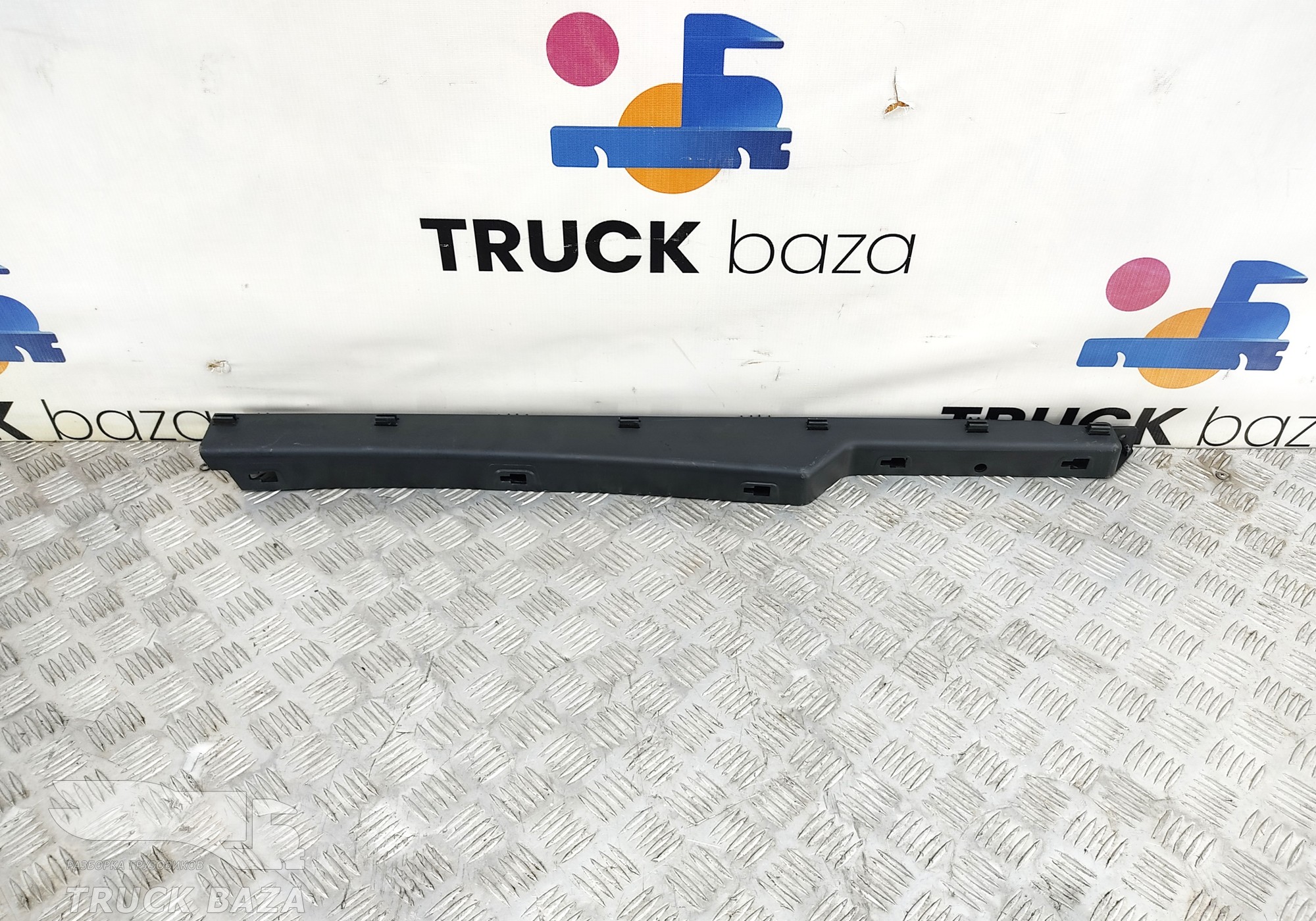 81629300137 Накладка боковой обшивки для Man TGX II (с 2012)