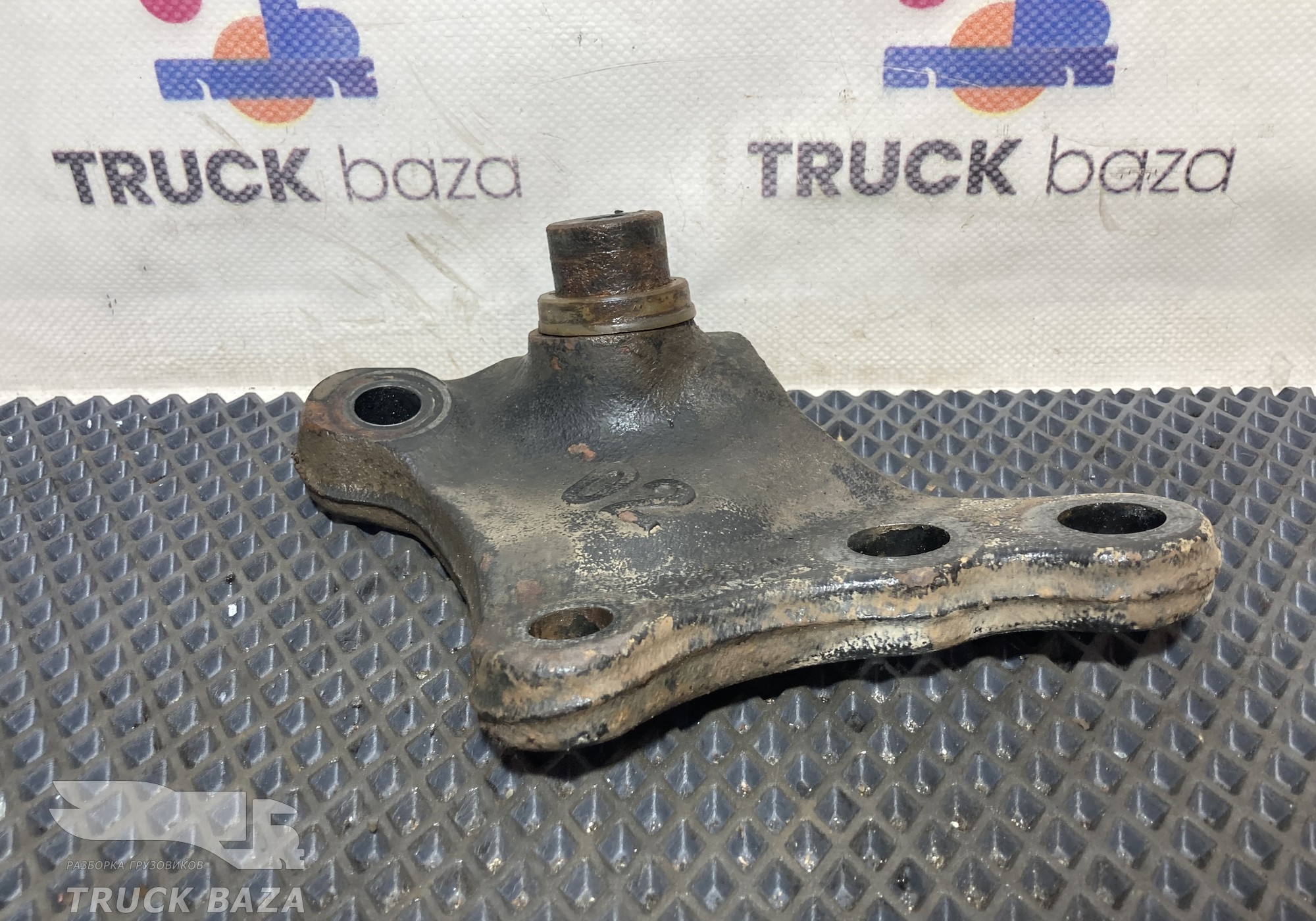 1846302 Кронштейн цилиндра подъема кабины