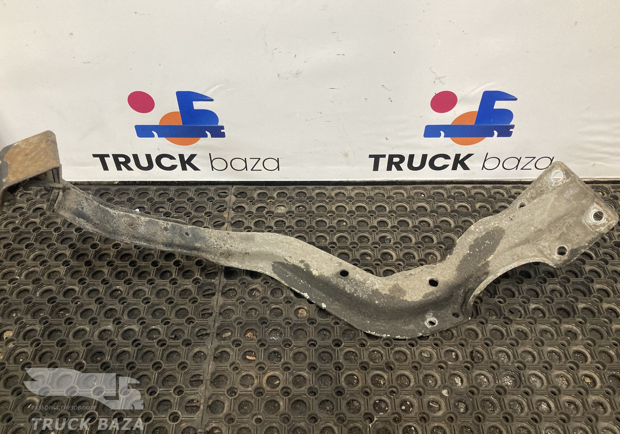 1866050 Кронштейн крыла правого