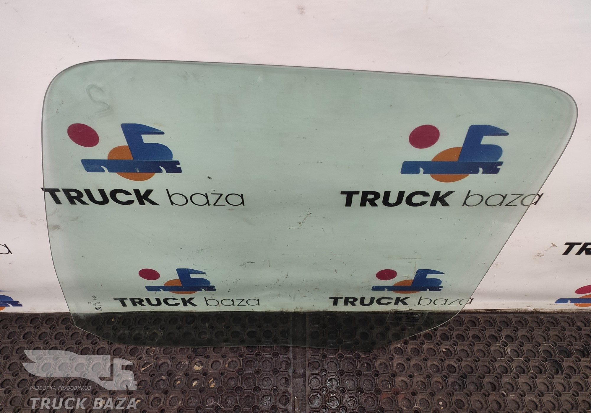 9607200318 Стекло двери правой для КАМАЗ 54901