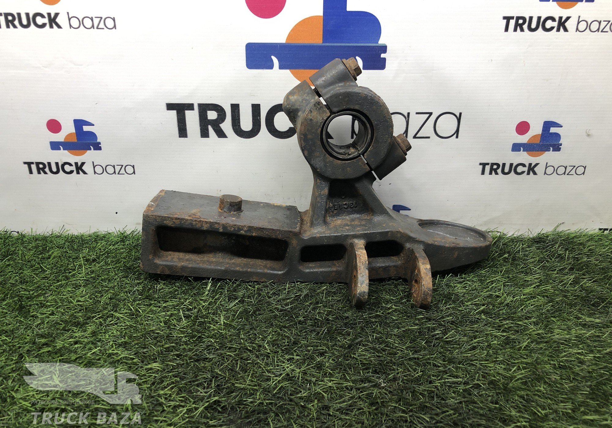 A9433232884 Кронштейн переднего стабилизатора левый