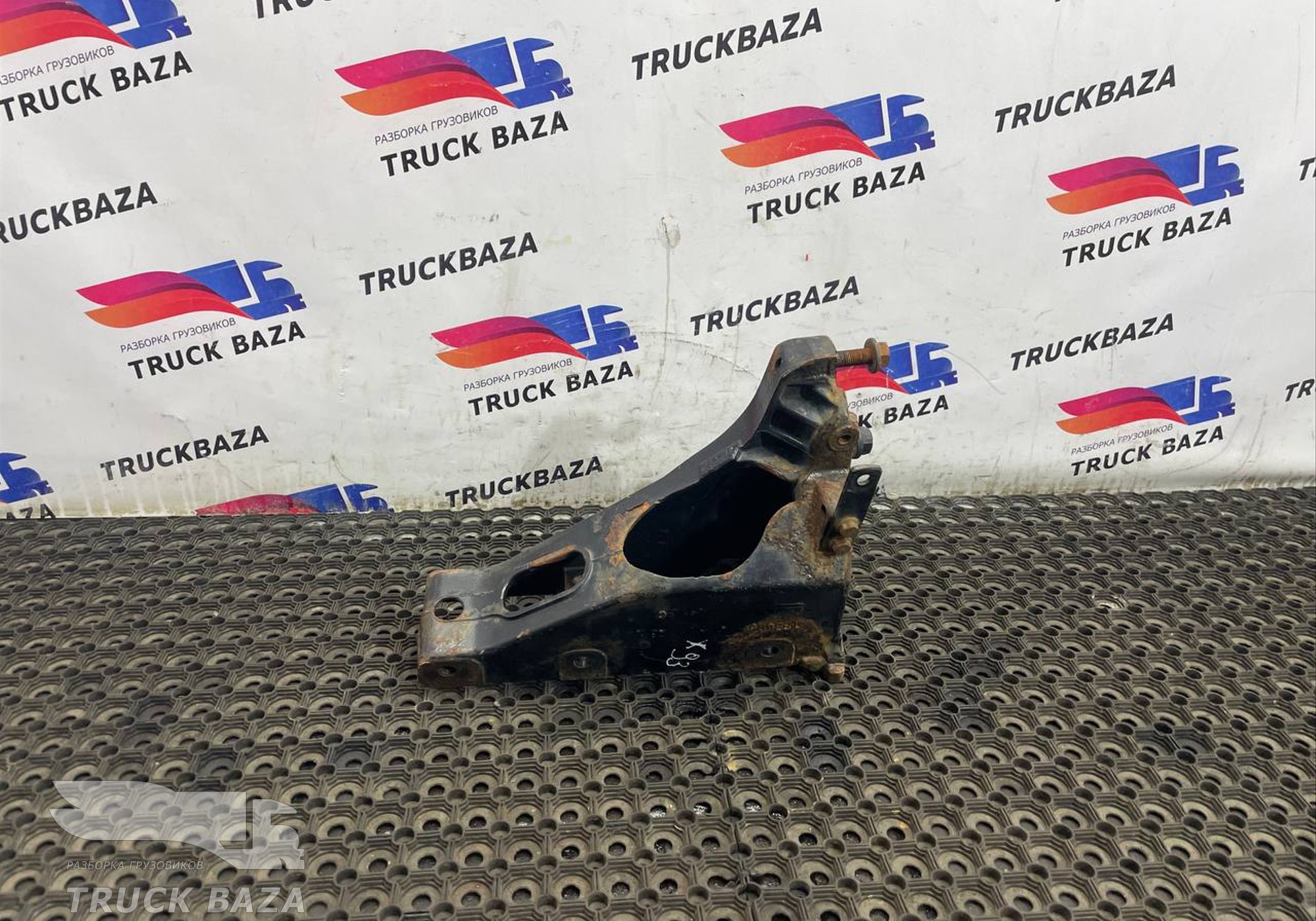 1850654 Кронштейн торсиона кабины левый для Daf XF106 (с 2012)