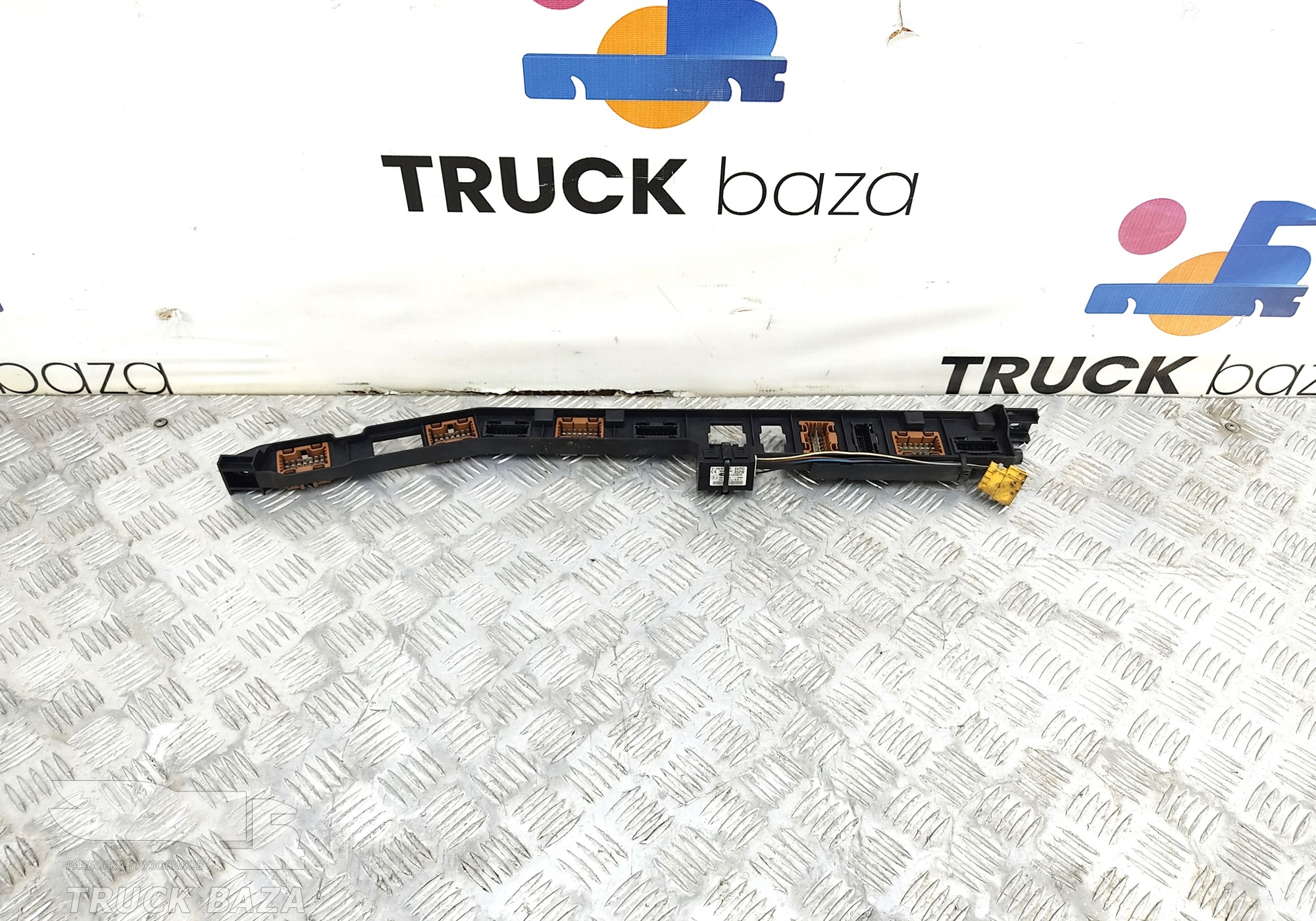 81617016319 Кронштейн панели приборов задний