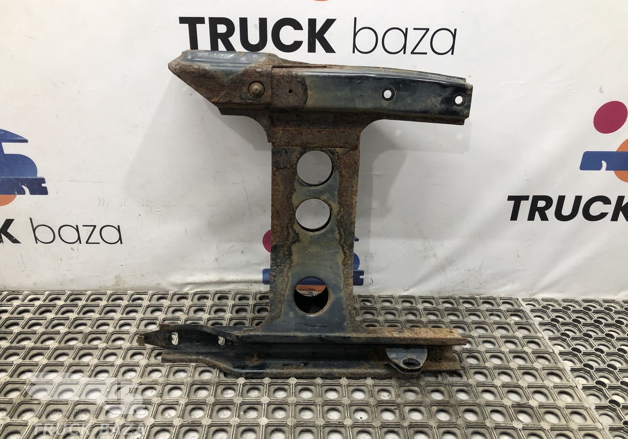 A9436600630 Кронштейн подножки левый для Mercedes-Benz Actros MP2 (с 2002 по 2008)