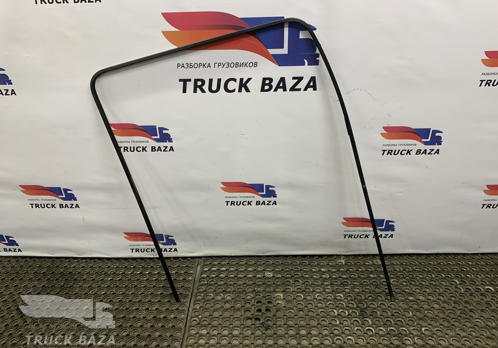 A9737200215 Направляющая стекла двери правой